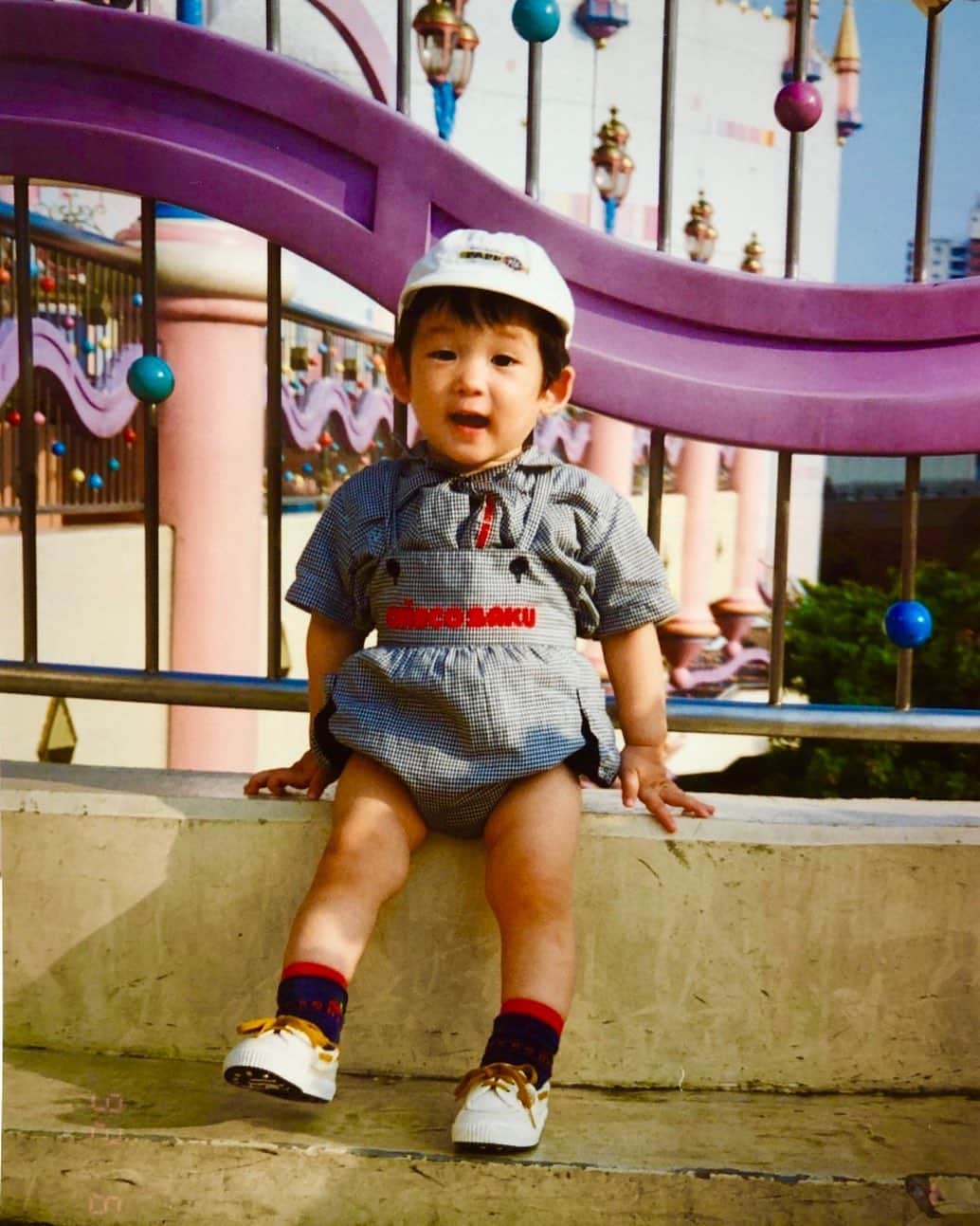 杉谷拳士さんのインスタグラム写真 - (杉谷拳士Instagram)「子供の日👶 韓流にハマり続けて3ヶ月。 皆さまいかがお過ごしですか？ たくさんのDMありがとうございます😊 小さい頃の写真📸載せます( ◠‿◠ )  1991年2月4日水瓶座　B型 東京都大田区で生まれ、練馬区大泉学園でスクスク自由に育ちました。 現在は北海道で明るくstay home🏠してます^ - ^ 小さい頃から大人しい性格で両親の言うことはしっかり守るお利口さんでした。 マネしてください。  同級生にはSOLIDEMO🎤の佐々木和也（同じマンション） 一個下には名古屋グランパス⚽️の稲垣祥という後輩がいます。なかなか連絡はくれませんが。。(T . T)  #サンリオピューロランド #暴れまくってもう2度と連れて行ってもらえず #夢の国は1度だけ #SOLIDEMO #佐々木和也 @kazuya_solidemo  #稲垣祥 @inasho1225  #名古屋グランパス #soccer #stayhome」5月5日 14時59分 - kenshi.02