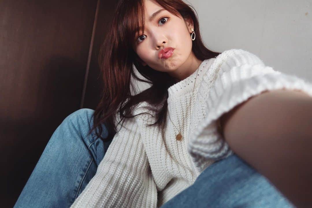 太田葉子のインスタグラム：「みなさん、お元気ですかー??☀️﻿﻿﻿ ﻿﻿﻿ 私は-35kg痩せた今でも﻿﻿ 1日中ずっとお腹が空いてる人です‥w﻿w﻿﻿ ﻿﻿﻿ そんな私の、おうち時間ダイエット修行﻿﻿﻿ ルーティーンはこちら💁‍♀️﻿﻿﻿ よかったらダイエットの参考にしてください♡﻿﻿﻿ ﻿﻿﻿ ﻿﻿ △▼△▼△▼△▼△▼△▼△▼△▼△▼△▼△﻿﻿ ﻿﻿﻿ 7:00 起床　﻿﻿ 空腹。笑﻿﻿ すぐにでも食べたいけど我慢して﻿﻿ レモン水でゆっくり胃を起こす🍋﻿﻿﻿ ﻿﻿﻿ 7:30 朝ラン　﻿﻿ アーモンドミルクとバナナ半分を食べて、﻿﻿ 15〜20分くらい走る🏃‍♀️﻿﻿﻿ ﻿﻿﻿ 8:30 朝食﻿﻿ 🍳卵・アボカド・野菜・フルーツ・乳製品﻿﻿ たまにインスタ用の写真も撮るけど、﻿﻿ 空腹なので作ってすぐ食べる。笑﻿﻿ ﻿﻿﻿ ﻿﻿ 10:00〜12:00 ﻿﻿ 新聞を読んで、家事などする﻿﻿﻿ ﻿﻿﻿ 12:30 昼食　﻿﻿ 🍙唯一の、白米タイム！！✨✨﻿﻿﻿ ﻿お昼はわりとなんでも食べます♡﻿﻿ ﻿﻿ 14:00 ﻿﻿ 事務作業したり、勉強したり‥📖﻿﻿﻿ ﻿﻿﻿ 16:00 ﻿﻿ お腹が空きだす。﻿﻿ がしかし、ここは家。﻿﻿﻿ 食べたら止まらなくなるので﻿﻿ 炭酸水を飲んで我慢‥﻿﻿﻿ ﻿﻿﻿ 17:00 筋トレ ﻿﻿ 🏋️‍♂️夕食前の運動でドカ食い防止﻿﻿﻿ ﻿﻿﻿ 18:30 夕食 ﻿﻿ 炭水化物はぬき‥(おうち時間期間限定。﻿﻿ 理由は、活動量が少ないから‥)﻿﻿﻿ ﻿﻿﻿ 19:30 ﻿﻿ 本読んだり📚音楽聴いたりリラックスタイム﻿﻿﻿ ﻿﻿﻿ 21:00 ﻿﻿ またお腹が空きだす。しかし、我慢‥🙏🏻﻿﻿﻿ ﻿﻿﻿ 22:00 ﻿﻿ 空腹で家中をうろうろしだす。🌀﻿﻿ ハーブティーなど飲んで精神を落ち着かせる。﻿﻿ 我慢‥‥！﻿🙏🏻﻿﻿ ﻿﻿﻿ 22:30 ﻿﻿ 寝る1時間前にお風呂タイム🛁﻿﻿﻿ ﻿﻿ 23:00 ﻿﻿ 風呂上りにアイス食べたい‥とか思いながら﻿﻿ パックやマッサージなど。美容タイム✨﻿﻿ ﻿﻿﻿ 23:30 ﻿﻿ 次の日の朝を楽しみに‥消灯！！🛌﻿﻿﻿ ﻿﻿﻿ ﻿﻿ △▼△▼△▼△▼△▼△▼△▼△▼△▼△▼△﻿﻿ ﻿﻿ ﻿﻿ このおうち時間、気を抜いたらきっと一瞬で﻿﻿﻿ 昔の自分を超えられる気がしてます‥😂笑﻿﻿﻿ ﻿﻿ ﻿﻿﻿ みなさんも自粛期間中太らないように﻿﻿﻿ 一緒に頑張りましょうね！！！💪🏻💪🏻✨﻿﻿﻿ ﻿﻿﻿ ﻿﻿﻿ #おうち時間﻿﻿﻿ #もはや修行﻿ #ダイエット﻿﻿﻿ #ダイエット生活﻿﻿﻿ #ダイエットルーティーン﻿﻿﻿ #太田葉子﻿﻿ #stayhome﻿﻿﻿ #diet」