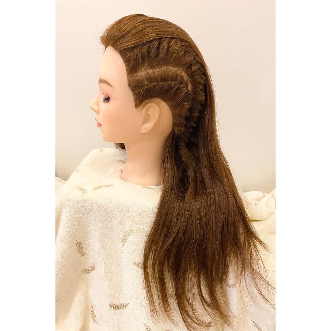 花野じゅりあさんのインスタグラム写真 - (花野じゅりあInstagram)「. ウィッグメイク2人目  こちらの子も目が笑ってない感じが気になったので、メイクしました  メイクは目を開けたデザインにしようか迷いましたが、瞳を描くためのアクリル絵の具がなかったので、同じく伏せ目に…  メイクの雰囲気は一つ前の子とタイプを変えたかったので、大人っぽくセクシーに  そして、お顔の汚れが消えなかったところはホクロにしてみました (写真のbeforeは撮り忘れてしまい、ネットより)  髪型は片側だけツイストでタイトにして、クールな雰囲気に . . . . . #ウィッグメイク #ナチュラルセクシーメイク #ツイストアレンジ」5月5日 15時05分 - julia.hanano
