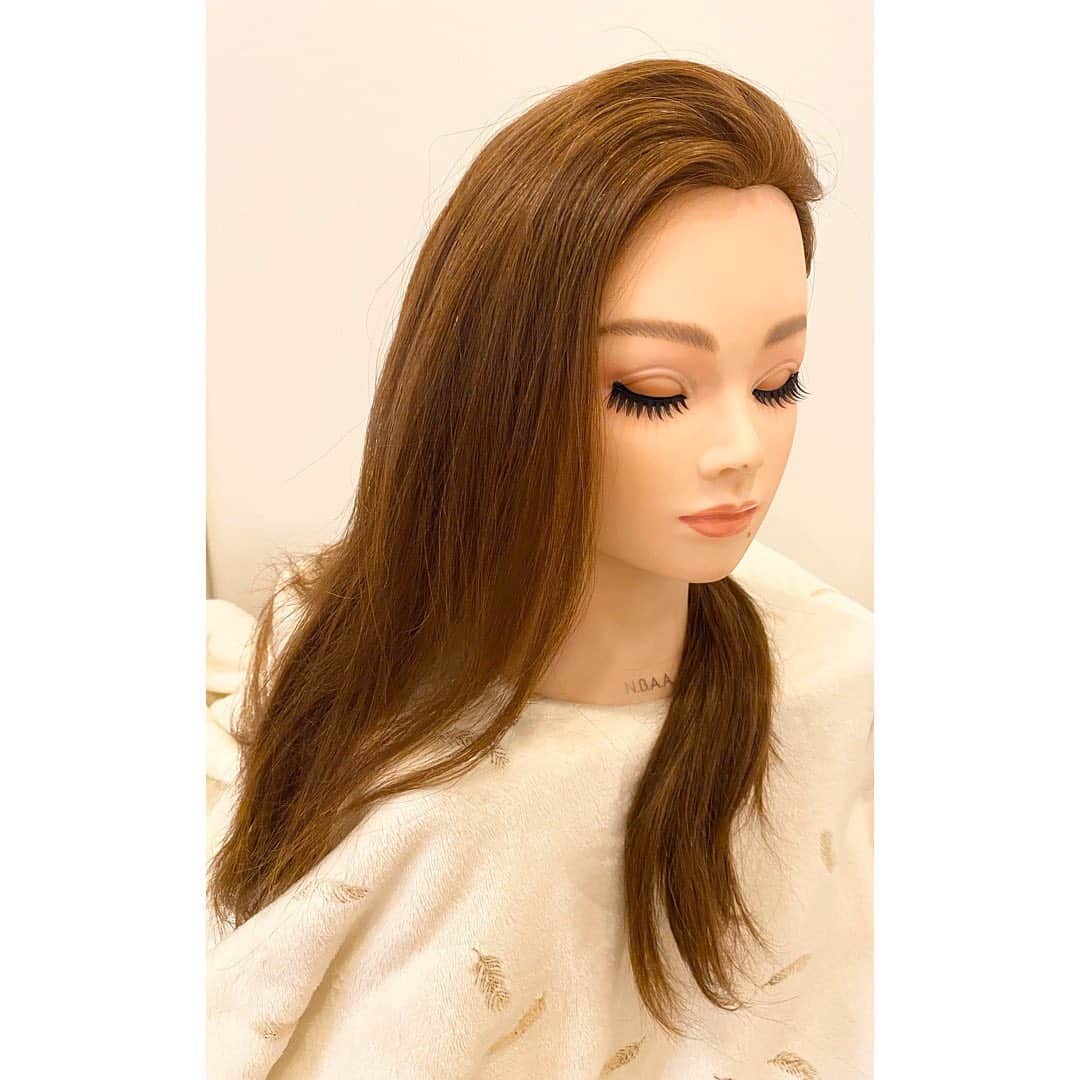 花野じゅりあさんのインスタグラム写真 - (花野じゅりあInstagram)「. ウィッグメイク2人目  こちらの子も目が笑ってない感じが気になったので、メイクしました  メイクは目を開けたデザインにしようか迷いましたが、瞳を描くためのアクリル絵の具がなかったので、同じく伏せ目に…  メイクの雰囲気は一つ前の子とタイプを変えたかったので、大人っぽくセクシーに  そして、お顔の汚れが消えなかったところはホクロにしてみました (写真のbeforeは撮り忘れてしまい、ネットより)  髪型は片側だけツイストでタイトにして、クールな雰囲気に . . . . . #ウィッグメイク #ナチュラルセクシーメイク #ツイストアレンジ」5月5日 15時05分 - julia.hanano