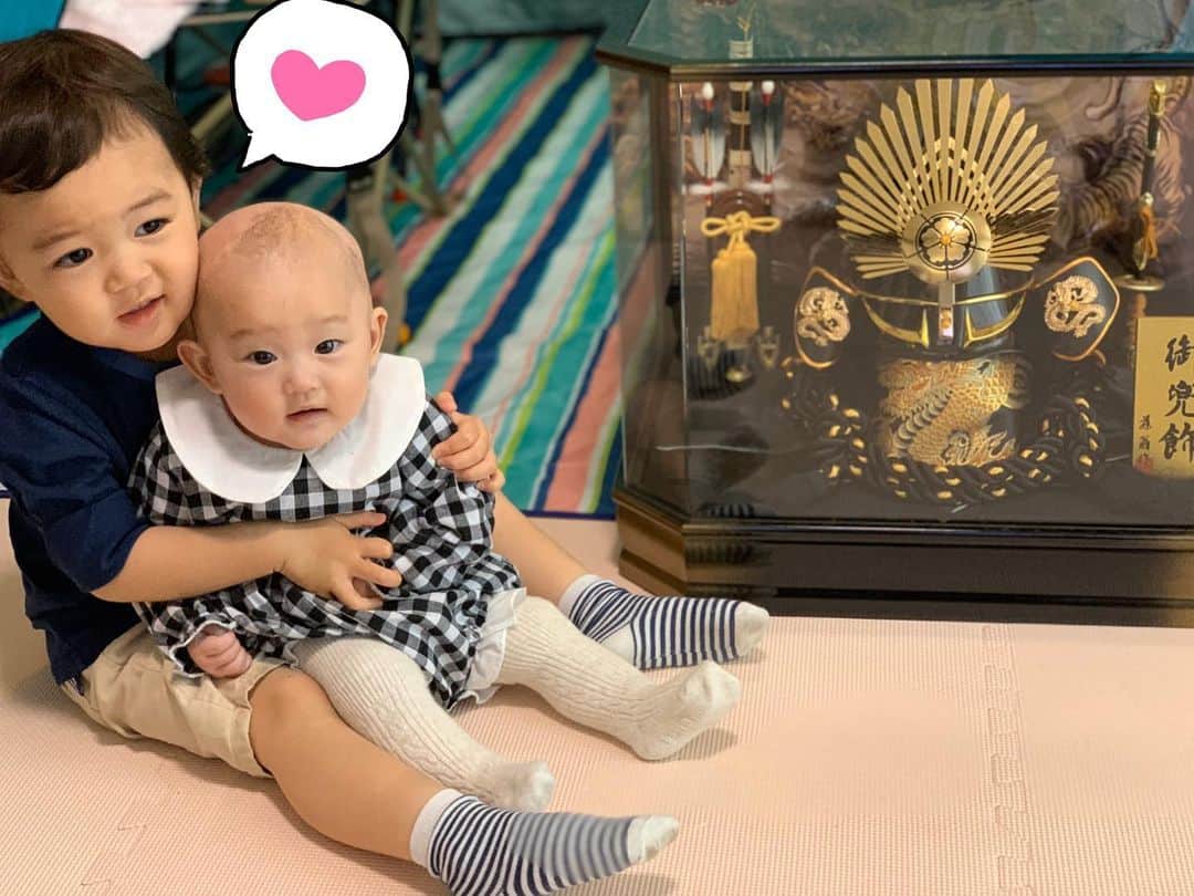 花田浩菜のインスタグラム：「#こどもの日 🎏 . . 思い返してみれば、初節句の生後7ヶ月の時はお座りしたてでカブトを被せてあげたら重くてよろめいててとんでもなく可愛くて（ただの親バカ）w、『来年はきちんとかぶれるかねー❤️』なんて言ってたけど。🤣（スワイプ🔜） 次の歳は1歳7ヶ月のイヤイヤ期全盛期で写真は走り回ってなかなか撮れず😂、 #2歳7ヶ月 の今はカメラで撮られるのが嫌いになり写真を撮るだけで睨まれたり顔を隠したり逃げたりされて難しいお年頃になるという#男の子育児 😊😊😊笑  結果、0歳の写真が1番撮りやすかった👍笑 . . そんな息子氏、ほんとここ数週間で『あれ、イヤイヤ期終わった？』って感じがしていて！イヤイヤギャン泣き！なんてことが１日に1度もない日がそういえば続いていて、妹想いのお兄ちゃんでいてくれて😭すごーく楽になってきた気がします。（気がするだけ？） 元気にすくすくニコニコ育ってくれて、もうそれだけで何よりです🙌❤️ . . そして今日で娘も#生後5ヶ月 に👧❤️ 産まれた時より体重も2倍になって、ニコニコゲゲゲと愛想も良くて、よく寝る（というより泣いてても声小さいし兄のが強烈だから後回しでほっとかれてる😂←）ほんとに手のかからない可愛い赤ちゃん🤱 寝返りもするわ腰も座りそうだわ、成長が早すぎてあっという間に一歳になっちゃいそう😭😭 ゆっくりでいいからw w、元気にニコニコ成長してね👧✨ 大好きな2人の母になれて私は幸せです❤️ 今日の夜はケーキでお祝いしようっと🎂🥂 . . #こどもの日 #端午の節句 #兜 #織田信長 #おうち時間 #赤ちゃんのいる生活 #2人育児 #2歳差兄妹 #2歳差育児 #2児ママ #12月生まれ #令和ベイビー #男の子ママ #女の子ママ #兄妹ママ #イヤイヤ期終了 ？ #親バカ部 #mamari #mamagirl #ig_oyabakabu #happy #happydays」