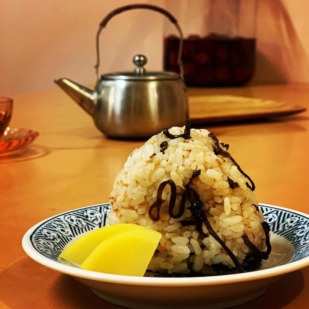 中山祐一朗のインスタグラム：「長塚圭史君 @k_shinagatuka から #祈るおむすびバトン  頂きまして。うちの定番、塩昆布とすりごまのやつと、食べたことないやつもちょっとにぎってみるかとフライドオニオン、シラス、沢庵、麺つゆ、海苔の佃煮を混ぜ混ぜしたおにぎりも作ってみました。それから妻と子供とみんなで写真を撮りあって、どれが一番いいか選手権をして楽しみました。もちろん子供の推しは3枚目です、そしてそれがフライドオニオンのやつです。 普段うちには沢庵ないのですが、この #ステイホームの間に 韓流ドラマにハマってキンパ食べたくなってたまたまうちにありました。沢庵っていいですね！ フライドオニオンの方の漬物はわかりにくいですが、やはり暇なので作ってみたインデアンカレーのピクルスです、一度思う存分食べてみたかったのです。 それでは、良かったらみなさまもおにぎりバトン繋いでみてくださ〜い」