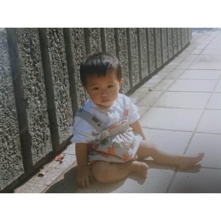 のインスタグラム：「こどもの日🎏 こどもの日ということで、娘と同じ歳くらいの時の写真を両親からもらいました😊 1枚目はなんとも言えない、ちょっとセンチメンタルな写真。 2枚目は冷蔵庫からおやつを取ろうとしてる写真。 最近娘が色んなところを開けたり、ものを取ったりで困っていたのですが、僕もやってました😂 それにしても1枚目エモいな🤔  #こどもの日 #🎏 #1歳の森谷 #おうち時間 #stayhome」