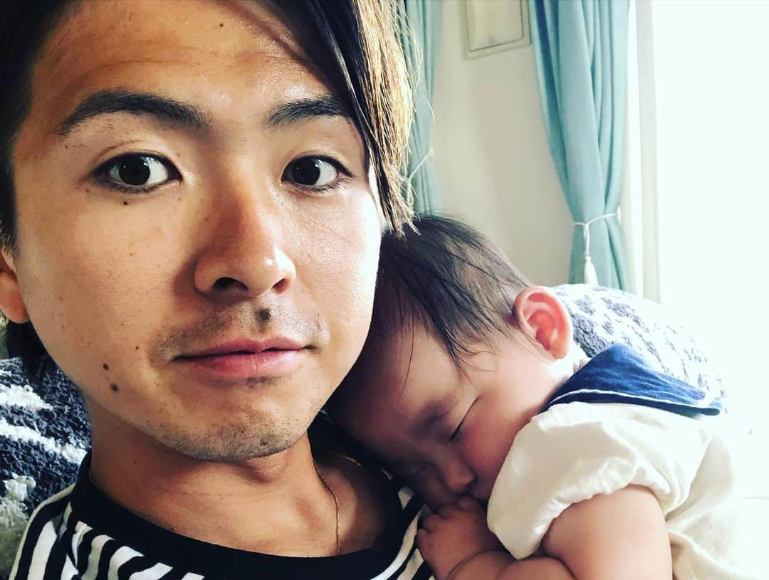 上沢直之さんのインスタグラム写真 - (上沢直之Instagram)「先日ファイターズからかわいいおむつケーキをいただいたので娘と一緒に写真撮りました。 子供の成長は早いものですね ぇ、、、。 あと最近腕の中で寝てくれる娘が可愛くて仕方ないです。  #親バカじゃないよ #娘の成長はやい #成長スピードF1 #赤ちゃん界のシューマッハ #親父の成長スピード #カタツムリ🐌 #地道に伸ばすタイプ #負けないように頑張ります #ライバル赤ちゃん」5月5日 15時17分 - u.nao15