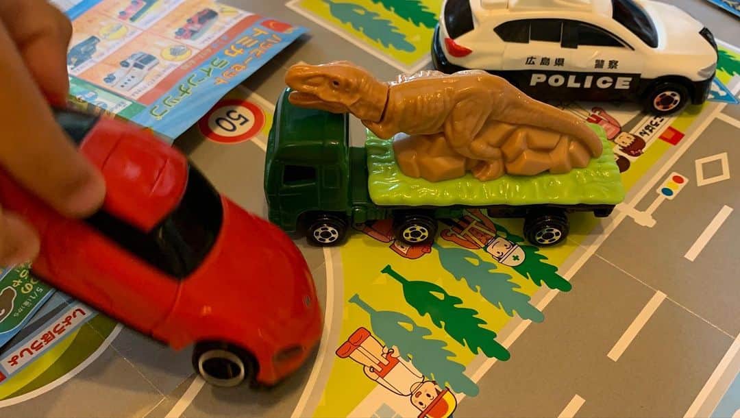 氷浦紫さんのインスタグラム写真 - (氷浦紫Instagram)「そう言えば、#ハッピーセットトミカ #ハッピーセットトミカ第二弾 #マックデリバリー　で買いました。  5個買って、3種類でますた。  一番欲しかった#恐竜搬送車  出たからいいか。 シークレットどころか、パトカー3台でました…どんだけ。 相変わらず息子ちんは電車が入ってるっていってましたが… #スープラ#広島県警#トミカ」5月5日 15時27分 - yukalihiula