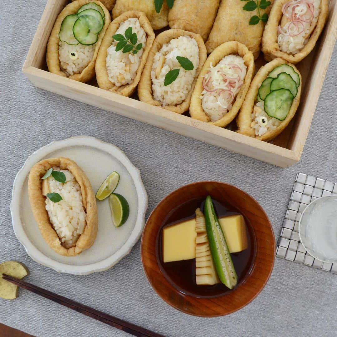 川島令美のインスタグラム：「こどもの日のお昼ごはんは、息子のスキなお稲荷さんに。 お菓子作りはぐいぐい、むしろ自分から「一緒にやりたい！」と来るので、お稲荷さんもやりたがるかな？と思いきや、電車に夢中だった様子（汗）。 とりあえず、こどもの日スタイルで、3匹ほど鯉を泳がせてみました🎏 #こどもの日 #お稲荷さん #こいのぼりいなり #3歳男子 #稲荷の中身は竹の子と新れんこん #酢（温/活血、殺菌） #たけのこ（寒/清熱、デトックス） #れんこん（平/涼血、デトックス）」