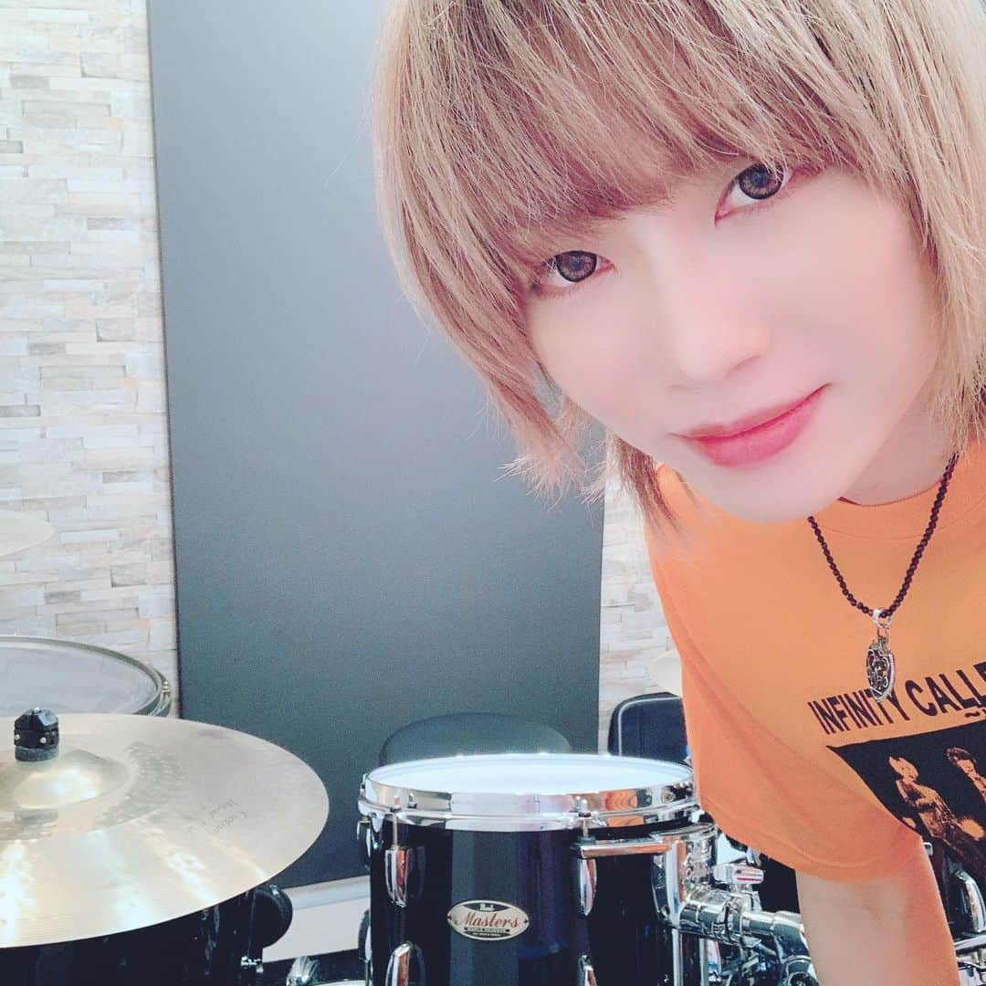 風弥さんのインスタグラム写真 - (風弥Instagram)「LIVE in HOME準備の日々🥁✨ #おうち時間  #pearldrums #drummer #おうちドラム #daizystripper  #music」5月5日 15時20分 - kazami_daizy