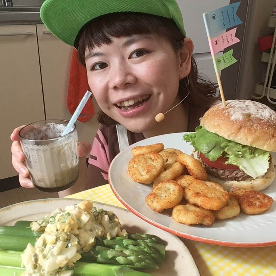 DJみそしるとMCごはんさんのインスタグラム写真 - (DJみそしるとMCごはんInstagram)「ライブ配信観てくれた皆さん、ありがとうございます！ 無事に3品こどもの日メニューが完成しました。 24h残ってるので、よかったら観てください！ → @ginzasonypark . . 簡単にレシピまとめたので、 ぜひ#ジャスタジスイ してみてね〜！ . . . 【タルタルサラダ〜黄身のうたver.〜】 □アスパラ　4〜5本 □固茹でたまご　1個 □きゅうりのキューちゃん　20g □新玉ねぎ　1/4個 □パセリ  大さじ1.5くらい □マヨネーズ　大さじ3 □酢　小さじ1 □塩コショウ　少々. . タルタルソースの具材をみじん切りし、 調味料と和えて、茹でアスパラにかける。 . . . 【ママのバーガー(1人前)】 □バンズ　1個 □肉　パンに挟めるくらい □レタス・トマト・アボカド・チーズ □あと他に挟みたいもの □ケチャップ □マスタード □マヨネーズ □塩コショウ. . ①ひきにくをまるめ、円形にひろげて塩コショウをふり蓋をして焼く ②バンズはトーストし、そこになる方に粒マスタードとマネーズをぬる ③肉や野菜を挟んでケチャップをかけてバンズの上の方で蓋をする ④鯉のぼり串を刺す . . . 【スパイシーアンパンマンポテト】 アンパンマンポテトに、 家にある辛そうな粉をかける。 お好みで塩、コンソメパウダーなど。 おすすめはジャンバラヤシーズニングと カイエンペッパーの組み合わせ！ . . . 【涙の塩バニラバナナシェイク(1人前)】 輪切りにして凍らせたバナナ、 牛乳100cc、バニラアイス100g、 塩をひとつまみか、ふたつまみ、 まとめてミキサーにかける。 . ミキサーがない時は、アイスの上にバナナ、塩かけて、塩バニラバナナパフェ！」5月5日 15時25分 - misosirugohan