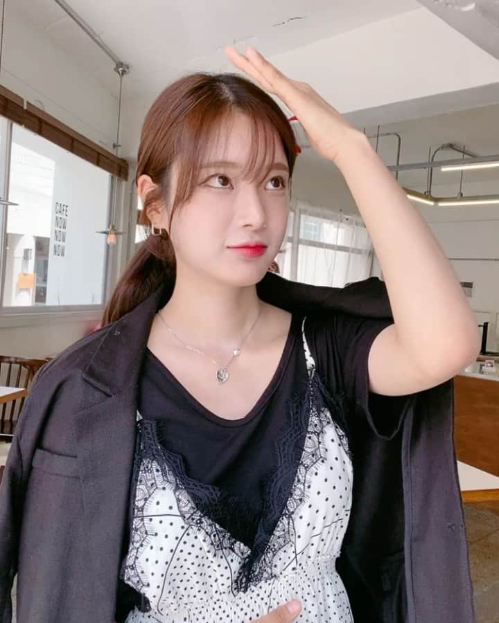 Chuuのインスタグラム：「분명 조금만 다듬어 달라고 했는데요~👀 적응중인 앞머리😁 그래도 촬영중인 원피스 넘 이뻐서 신났어요~💋 #chuuseoul」