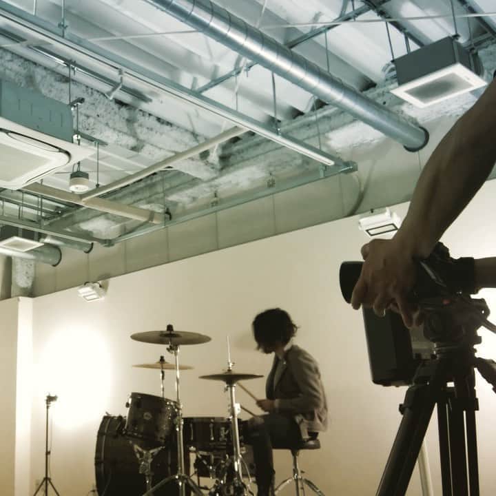 のインスタグラム：「データフォルダ漁ってたら出てきましたシリーズ🎥  DURANのTAKEMEHIGHERのMV撮影の時の🥁  この日は撮影用のミュートが無くて生音で撮ったからオケがほぼ聴こえてない😱 でも案外合ってて良かった良かったとゆー撮影でした🔥  早くまたDURANともなんかやりてーなー！！🎸🥁 @duranstagram  #dwdrums  #zildjian  #chordnumbereight」
