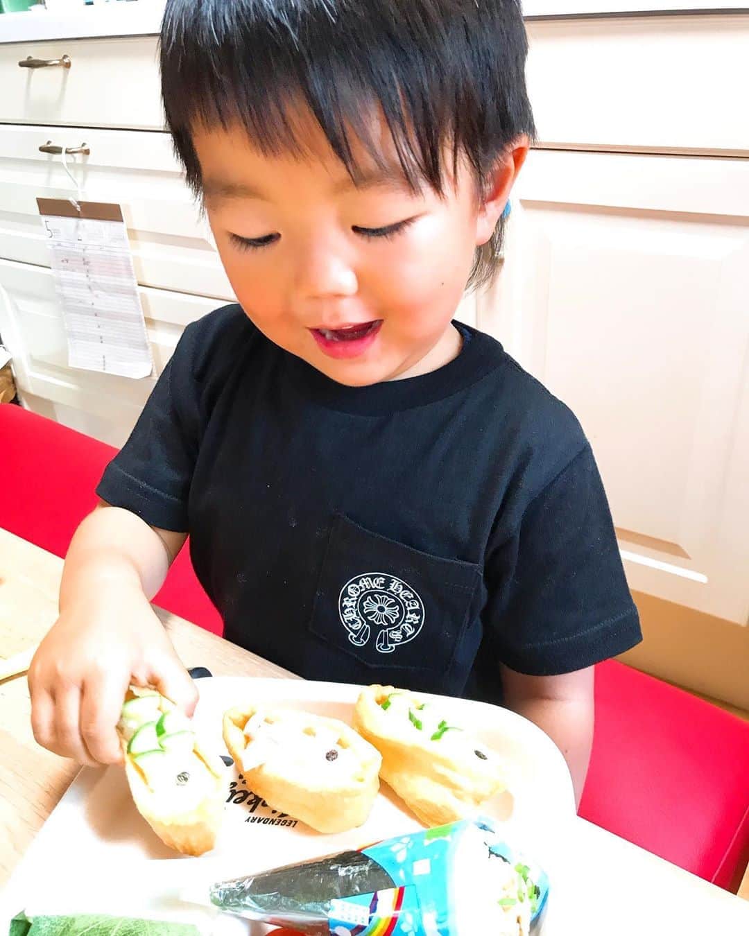 渡部太基のインスタグラム：「. 今日はこどもの日🎏 どこも行けないから家でまったり☺️ #わたべんちのれおうくん #こどもの日 #今年はおうちで #おうち時間 #おうちごはん #鯉のぼり #自粛中  生まれてから毎年行ってた鯉のぼりの公園で写真撮れなくて残念😢」