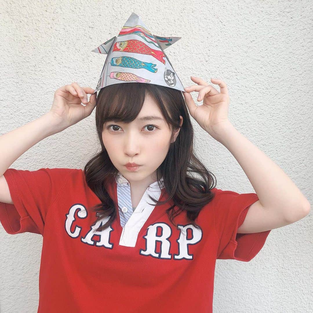 末井櫻子のインスタグラム：「こどもの日🎏☆ ． ． 今朝のデイリースポーツにカープかぶとの型紙が載っていたので作ってみました😛❤️ ． ． 色も自分で塗ったんですよ〜〜！ ． ． 早くまたみんなでカープの応援ができる日が来ますように😌💌と願いながら塗りました♡ ． ． ． #こどもの日 #かぶと #こいのぼり  #おうち時間 #stayhome  #カープ #カープ女子  #デイリースポーツ」