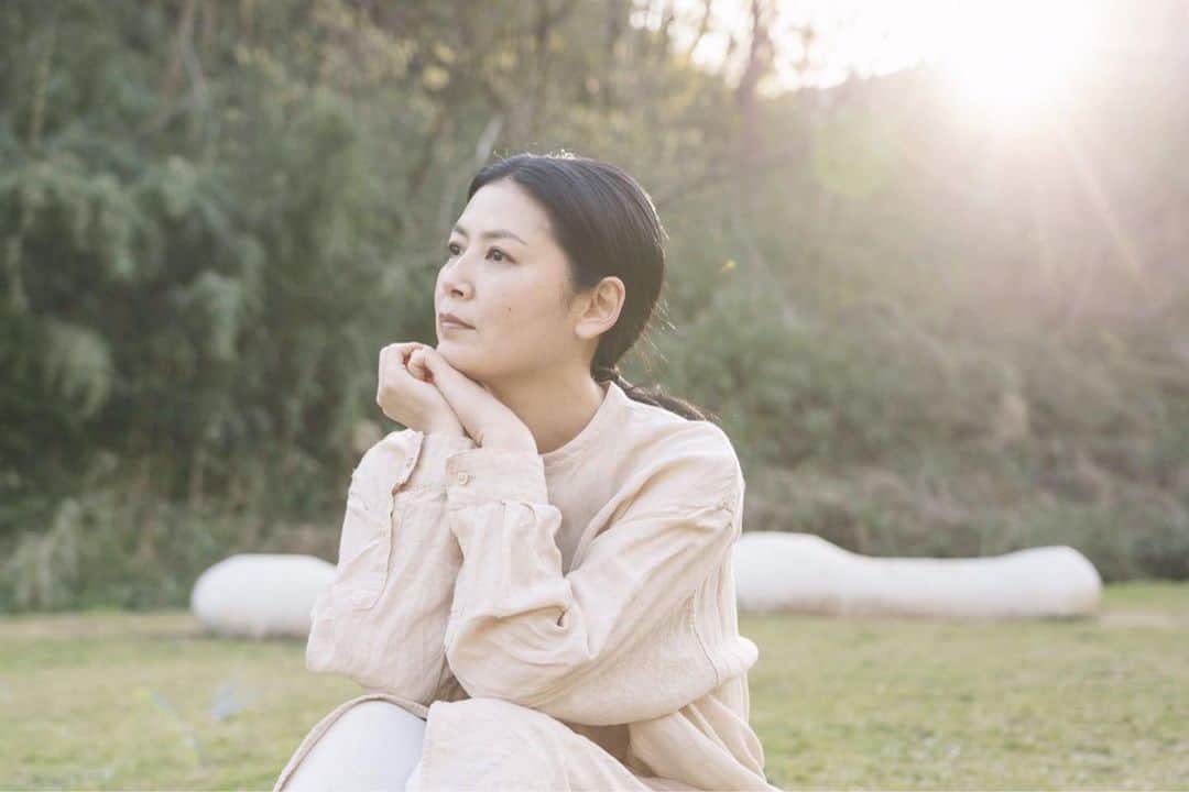 睦のインスタグラム：「延長しましたね。  こればっかりは 仕方がないです。  引き続き。  ラジオ体操、 縄跳び、 ストレッチ ブルブルマシンを続けて。  しっかり食べて しっかり寝よう。  最近は、 小さなジューサー買ってから 手作りバナナジュースに ハマってますよ。  ざっくりと規則正しく。  出かけなくても 日焼け対策兼ねて、 毎日、 最低限のメイクをしよう。  部屋着から なるだけ着替えよう。  自宅の2階にある 小さなベランダに サンシェードをつけて 基地みたいな場所完成。  ここで日光浴しながら お茶したり ゲームしたり 昼寝したりと この空間を楽しんで。 ふと浮かんできた 友人には 連絡してみよう。  そう言えば。 zoomを使った リモート飲み会も 誘ってもらって初体験。  その後すぐに、 リモート仕事も初体験！  友人の手作りマスクで、 心の免疫力もあげてもらって。  スーパーで サクッと買い物したら レジの方には、 感謝の言葉をかけて。  手洗い、うがい、 アルコール系消毒も続けて。  洗いすぎて、 手が荒れ気味だけど。 ハンドクリーム塗ろう。  心置きなく 出かけられるようになった時の 楽しみを想い描いて。  粛々と 自分に出来る事を。  うつさないように、と うつらないように。  また、みんなで 楽しく会えるように。  おうちで過ごしますね。  Photo @yoshiyukimizuno  Hairmake @phogotobox  2020年作品撮りより。  #バナナジュース  #縄跳び  #covid19  #bananajuice  #予防  #手洗い  #うがい  #手洗いうがい  #換気  #掃除  #断捨離　 #友達  #friends  #sns  #友人  #ともだち  #免疫力 #うちで過ごそう  #ラジオ体操  #おうちですごそう  #コロナ対策  #新型コロナウイルス  #コロナウィルスが早く終息しますように  #ssw  #作詞家  #artist  #lyricist  #model  #井上睦都実 #睦」