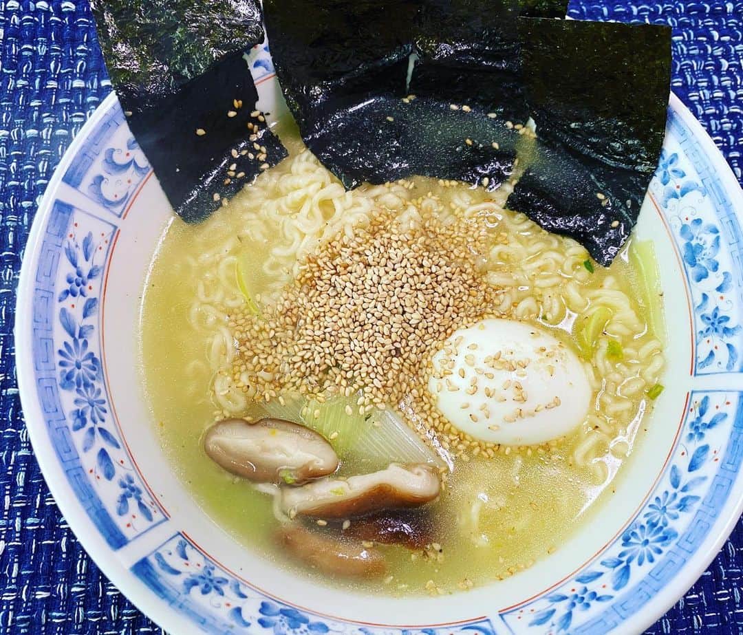 小沢仁志さんのインスタグラム写真 - (小沢仁志Instagram)「おはようさん❗️ たまに食べたくなる サッポロ一番の塩❗️笑」5月5日 6時36分 - ozawa_hitoshi