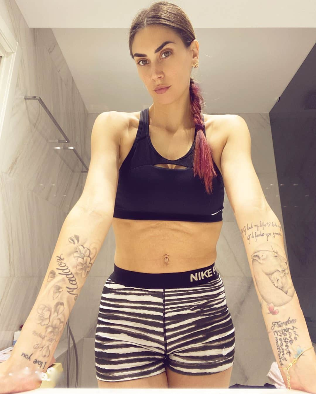 メリッサ・サッタさんのインスタグラム写真 - (メリッサ・サッタInstagram)「Oggi allenamento tosto!!!! Dobbiamo bruciare per far uscire gli addominali 🤪💪🏻 #dontgiveup #trainingwithmelissa」5月5日 6時48分 - melissasatta