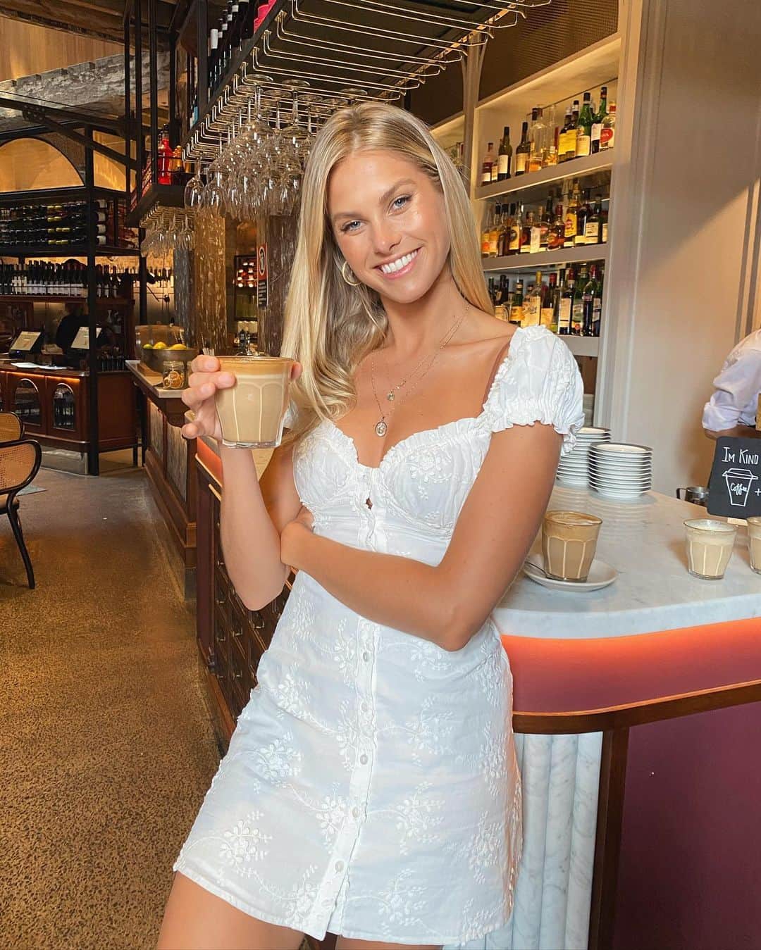 ナタリー・ジェーン・ローザーのインスタグラム：「Cheers to packing quickly to get out of LA and now being in Australia for potentially 9 months without my fave dresses ☕️😂👍🏼」