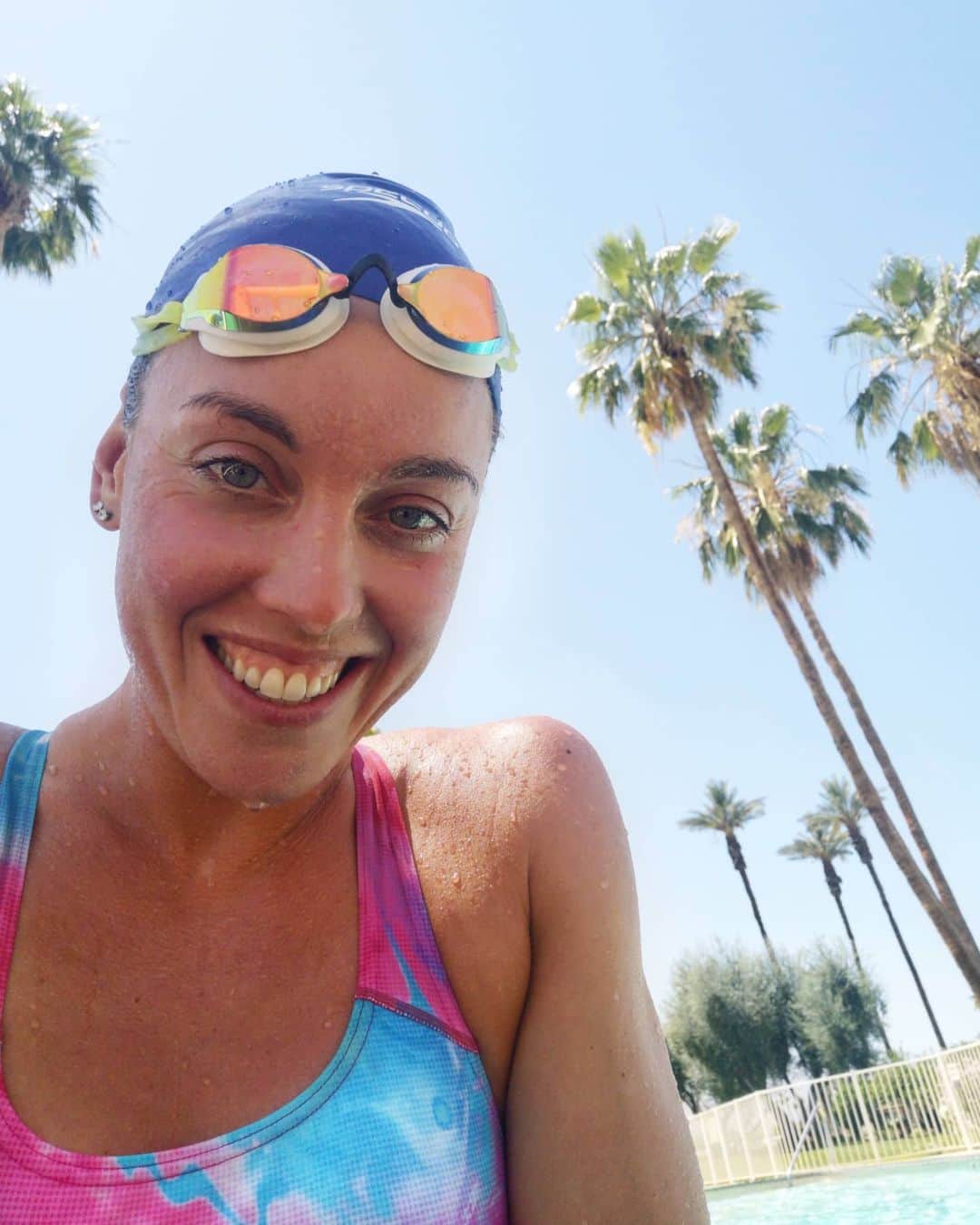 フェムケ・ヘームスケルクのインスタグラム：「Happy Hippo! . The country clubs around here started to allow one person per pool. I met a super kind couple who allow me to use their pool facilities!! Im so gratefull for this opportunity 🙏 Every extra meter counts (you know when u know 😂) . . #staypositive #mondaymotivation」