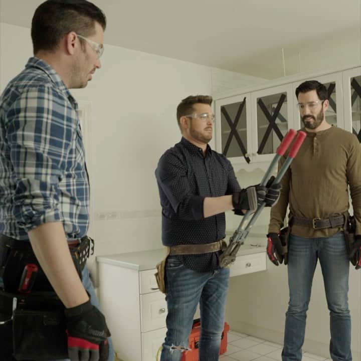 のインスタグラム：「I'm really excited and a little bit nervous for you to watch this tonight, I hope you like it. Celebrity IOU is on @hgtv at 9/8c and throughout this week.」