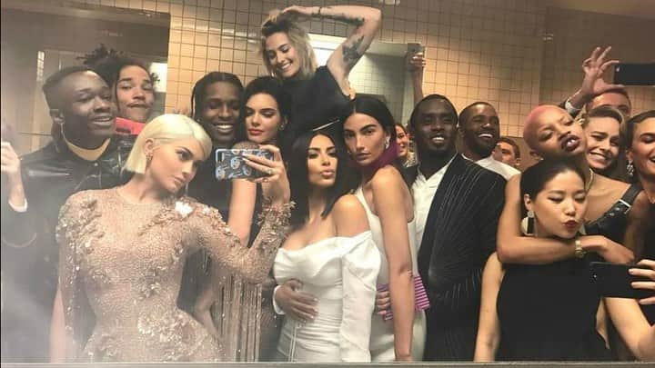 のインスタグラム：「Seems like we’re having a #MetBall throwback moment today so I’d to take this time to remind everyone of the year I was trying to wash my hands in the bathroom and ended up in a Kardashian selfie.」