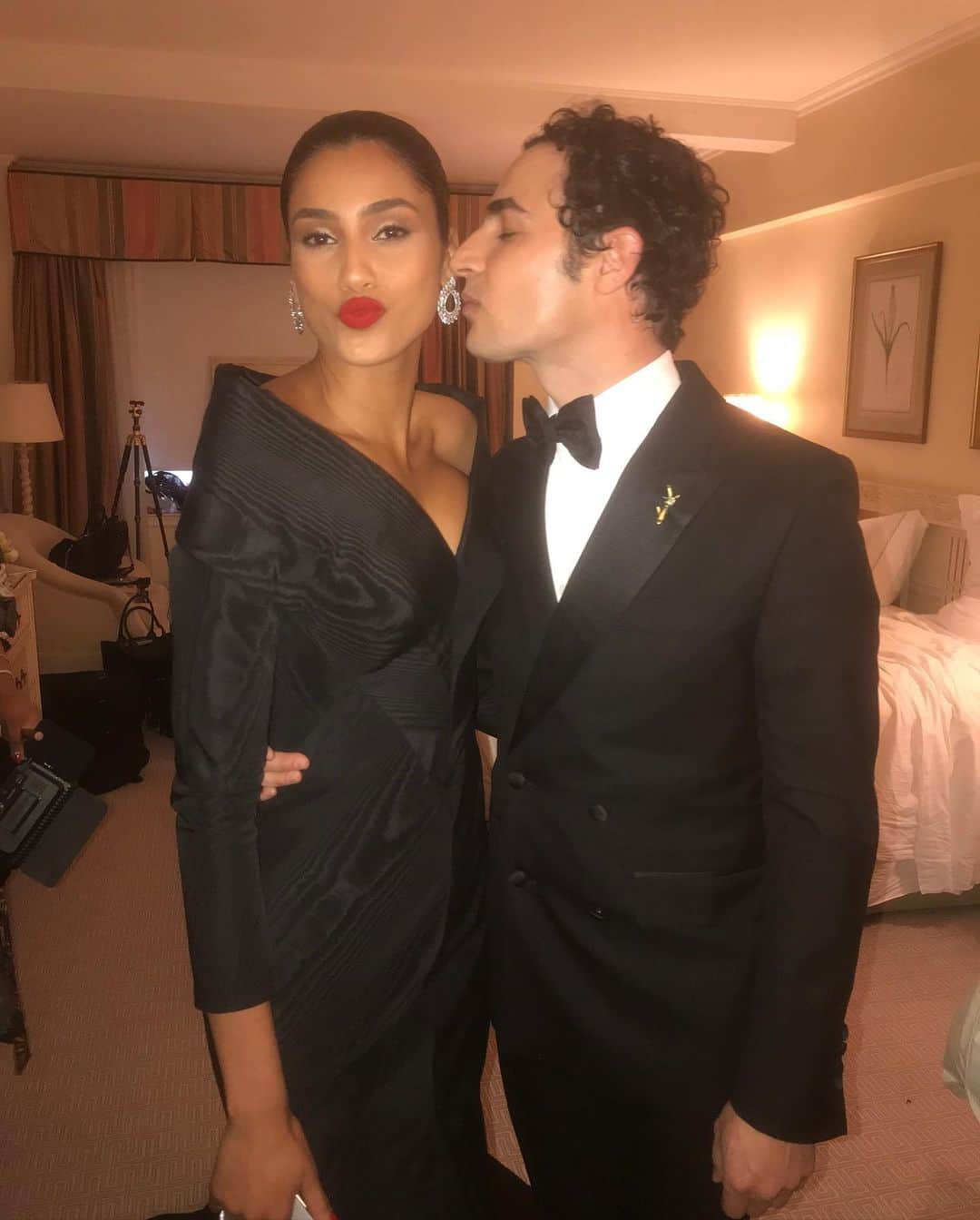 イマン・ハマンさんのインスタグラム写真 - (イマン・ハマンInstagram)「Another Met Ball moment I loved so much... #HeavenlyBodies with @zacposen. So much goes into a night and a dress like this and I’m grateful to have been part of it. While we are all home tonight, I am going to be sharing a timeless playlist I put together for @voguemagazine’s theme this year... just because we are not out at a party doesn’t mean we can’t dance. Get dressed up, FaceTime your friends, turn up your music until your neighbors yell at you 🖤 Keep an eye out for my playlist, coming soon」5月5日 7時29分 - imaanhammam