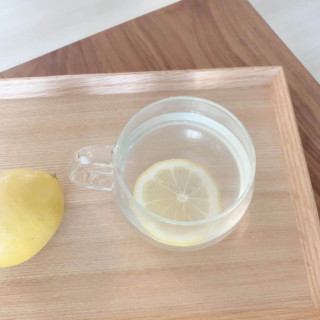 ryuu79hinaのインスタグラム：「最近の習慣🍋 ・ ・ レモン白湯 ・ ・ 白湯って色々いい効能があるんだよね！ ✔︎冷え性改善 ✔︎肩凝り・腰痛の暖和 ✔︎便秘解消・デトックス ✔︎ダイエット効果 ✔︎美肌効果 ✔︎花粉症の症状暖和 ・ ・ 時間がある今、正しい白湯の作り方で ちゃんとお湯を沸かすところから丁寧に🧡 ・ ・ ━━━━━━━━━━━━━━━ #stayhome#おうち時間#おうちじかん#おうちじかんを楽しもう#おうちカフェ#おうちCafe#白湯#レモン白湯#レモン#れもん#記録#locari#置き画#おきがくらぶ#おきが倶楽部#置き画くら部#置き画倶楽部」