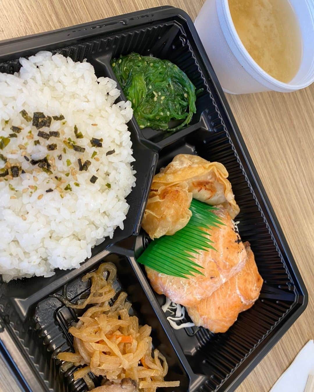 ワイキキ横丁さんのインスタグラム写真 - (ワイキキ横丁Instagram)「いやすめ @musubi_cafe_iyasume のSeaside店がリオープンしました✨ 今ならお買い上げの方にお味噌汁をサービスしてくれます♪ #日本食 #お弁当 #テイクアウト」5月5日 7時32分 - waikikiyokochojp