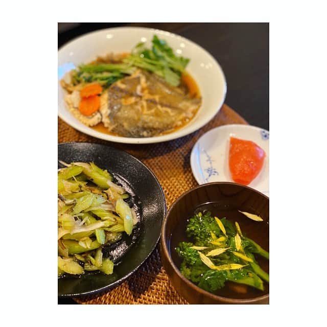 清川あさみさんのインスタグラム写真 - (清川あさみInstagram)「あさみ食堂。毎日営業してますw..。 何となく珍しくたまに一週間のご飯撮ってみた。 素早くやるので特別な事はしてませんが😂🙏 日本のお出し汁に感謝✨子供達にもパパにも毎日好評🥰 こんな普段しない日常のお話も松任谷正隆さんと15日放送の@odekake_tfm で珍しくしてます🌿実際、次男が毎回私の足にへばり付いてますが😅笑。 優子ちゃんとの対談で　#こまったさんシリーズ の話になりましたね✨ チャンネルのインタビューコーナーも好評で嬉しいです。これを見て下さる皆んなに一足早くお知らせすると、、編集後記な優ちゃんとインスタライブは8日にしようとしてます🌈 @yuk00shima  #stayhome #artistcooking #peace #2人がタイミングあえば💕#お家から #ランチマット頂き物　@marni  #japanesefood #日本食が好き #いつも冷蔵庫と相談 #あさみ食堂 #早すぎる料理 #結構好き #バランス大事に #朝は子供はパンケーキが好きらしい」5月5日 7時44分 - asami_kiyokawa