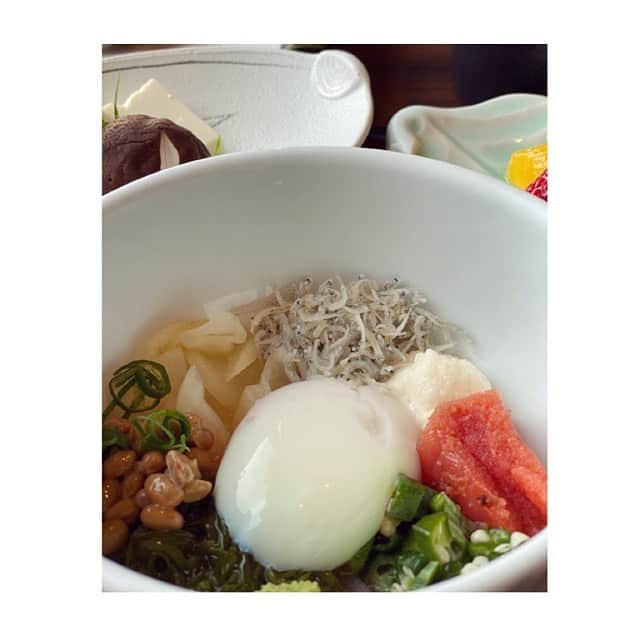 清川あさみさんのインスタグラム写真 - (清川あさみInstagram)「あさみ食堂。毎日営業してますw..。 何となく珍しくたまに一週間のご飯撮ってみた。 素早くやるので特別な事はしてませんが😂🙏 日本のお出し汁に感謝✨子供達にもパパにも毎日好評🥰 こんな普段しない日常のお話も松任谷正隆さんと15日放送の@odekake_tfm で珍しくしてます🌿実際、次男が毎回私の足にへばり付いてますが😅笑。 優子ちゃんとの対談で　#こまったさんシリーズ の話になりましたね✨ チャンネルのインタビューコーナーも好評で嬉しいです。これを見て下さる皆んなに一足早くお知らせすると、、編集後記な優ちゃんとインスタライブは8日にしようとしてます🌈 @yuk00shima  #stayhome #artistcooking #peace #2人がタイミングあえば💕#お家から #ランチマット頂き物　@marni  #japanesefood #日本食が好き #いつも冷蔵庫と相談 #あさみ食堂 #早すぎる料理 #結構好き #バランス大事に #朝は子供はパンケーキが好きらしい」5月5日 7時44分 - asami_kiyokawa