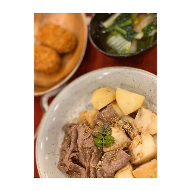 清川あさみさんのインスタグラム写真 - (清川あさみInstagram)「あさみ食堂。毎日営業してますw..。 何となく珍しくたまに一週間のご飯撮ってみた。 素早くやるので特別な事はしてませんが😂🙏 日本のお出し汁に感謝✨子供達にもパパにも毎日好評🥰 こんな普段しない日常のお話も松任谷正隆さんと15日放送の@odekake_tfm で珍しくしてます🌿実際、次男が毎回私の足にへばり付いてますが😅笑。 優子ちゃんとの対談で　#こまったさんシリーズ の話になりましたね✨ チャンネルのインタビューコーナーも好評で嬉しいです。これを見て下さる皆んなに一足早くお知らせすると、、編集後記な優ちゃんとインスタライブは8日にしようとしてます🌈 @yuk00shima  #stayhome #artistcooking #peace #2人がタイミングあえば💕#お家から #ランチマット頂き物　@marni  #japanesefood #日本食が好き #いつも冷蔵庫と相談 #あさみ食堂 #早すぎる料理 #結構好き #バランス大事に #朝は子供はパンケーキが好きらしい」5月5日 7時44分 - asami_kiyokawa