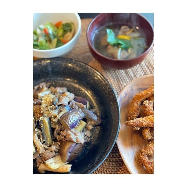 清川あさみさんのインスタグラム写真 - (清川あさみInstagram)「あさみ食堂。毎日営業してますw..。 何となく珍しくたまに一週間のご飯撮ってみた。 素早くやるので特別な事はしてませんが😂🙏 日本のお出し汁に感謝✨子供達にもパパにも毎日好評🥰 こんな普段しない日常のお話も松任谷正隆さんと15日放送の@odekake_tfm で珍しくしてます🌿実際、次男が毎回私の足にへばり付いてますが😅笑。 優子ちゃんとの対談で　#こまったさんシリーズ の話になりましたね✨ チャンネルのインタビューコーナーも好評で嬉しいです。これを見て下さる皆んなに一足早くお知らせすると、、編集後記な優ちゃんとインスタライブは8日にしようとしてます🌈 @yuk00shima  #stayhome #artistcooking #peace #2人がタイミングあえば💕#お家から #ランチマット頂き物　@marni  #japanesefood #日本食が好き #いつも冷蔵庫と相談 #あさみ食堂 #早すぎる料理 #結構好き #バランス大事に #朝は子供はパンケーキが好きらしい」5月5日 7時44分 - asami_kiyokawa