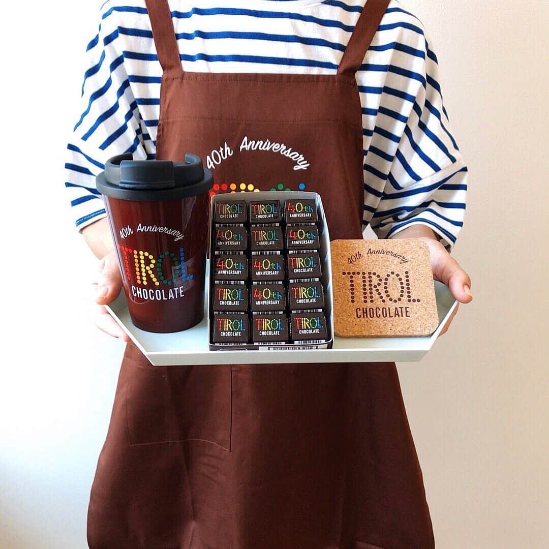 チロルチョコのインスタグラム：「【今月末まで！！】﻿ ﻿ 🎈👯コーヒーヌガー発売40周年🎈👯を記念して ﻿ ﻿ ﻿ 【買って応募✨キャンペーン】﻿ ﻿ ﻿ 🗣30点集めて応募！🗣﻿ コーヒーヌガー【おうちカフェセット】が抽選で400名様に当たります👀💗 ﻿ ﻿ ﻿ 【おうちカフェセット】﻿ ・エプロン1着﻿ ・タンブラー1個﻿ ・コースター2枚﻿ ・カフェモカ 1パック﻿ 対象商品は﻿ ・チロルチョコ〈コーヒーヌガー〉﻿ ・チロルチョコ〈バラエティパック〉﻿ ・チロルチョコ〈バラエティパック縦型〉﻿ ・チロルチョコ〈バラエティBOX〉﻿ ﻿ 詳細は本日のストーリーのURLにてチェックしてみて下さいね✨﻿ ﻿ たくさんのご応募お待ちしております♪̊̈♪̊̈ ・﻿ ﻿ ﻿ ﻿ ﻿ ﻿ ラストチャンスをお見逃し無く💁‍♀️﻿ ﻿ ﻿ ﻿ ﻿ ﻿ #tirol #tirolchoco #チロルチョコ #チロル #チョコレート #おやつタイム #chocolate ﻿ #おやつ #onmytable #sweetstable #スイーツ部 #おうちカフェ #日々の暮らし #sweettooth  #チョコ #おやつの時間  #スイーツ女子  #スイーツ男子  #チョコラブ  #chocolatelover  #snack #スイーツ大好き #sweetsmile #スイーツ  #shopチロルチョコ#コーヒーヌガー#キャンペーン#コーヒーヌガー40周年﻿」