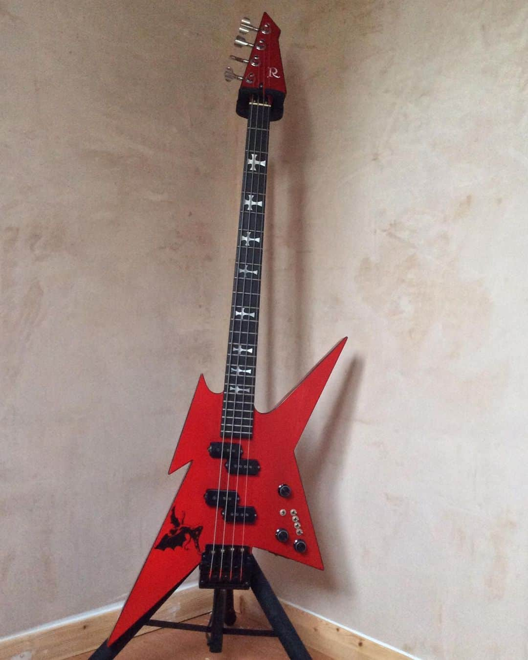 ギーザー・バトラーさんのインスタグラム写真 - (ギーザー・バトラーInstagram)「I was recently asked about the bass played during Live Aid.  Yes, I still have it - It's a custom BC Rich, only ever played it at Live Aid - I whacked my thumb on that sharp edge, and could hardly play the bloody thing, it went right into my nerve and my whole hand went numb.」5月5日 7時56分 - geezerbutler