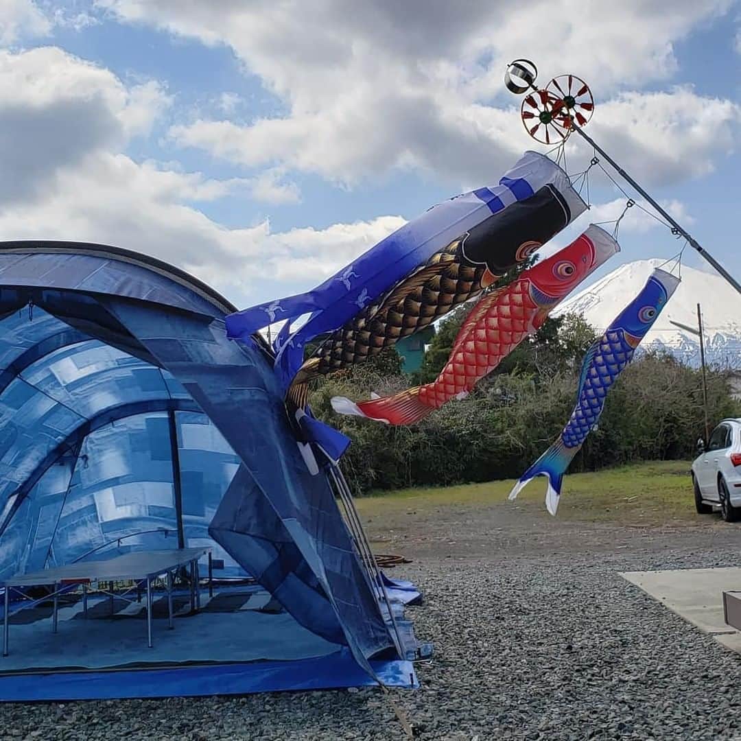 Coleman Japanのインスタグラム：「青空を泳ぐ鯉のぼり🎏を眺めながら、お庭でキャンプ⛺️ ・ 📷：@sprinsuke37531 さん 素敵なお写真ありがとうございました✨ ・ ━━━━━━━━━━━━━━━━━ #おうちコールマン を付けて投稿して頂いた中から素敵なお写真は、コールマン公式SNSでご紹介させて頂きます♪ ━━━━━━━━━━━━━━━━━ ・ ・ ・ #灯そうColeman #灯そうコールマン #灯そう #Coleman #コールマン #Tent #テント #コールマンテント #Camp #キャンプ #Outdoor #アウトドア #IndigoLabel #インディゴレーベル #ILトンネル2ルームハウス #おうちキャンプ #おうち時間 #StayHome #うちで過ごそう #私のコールマン #こどもの日 #鯉のぼり」