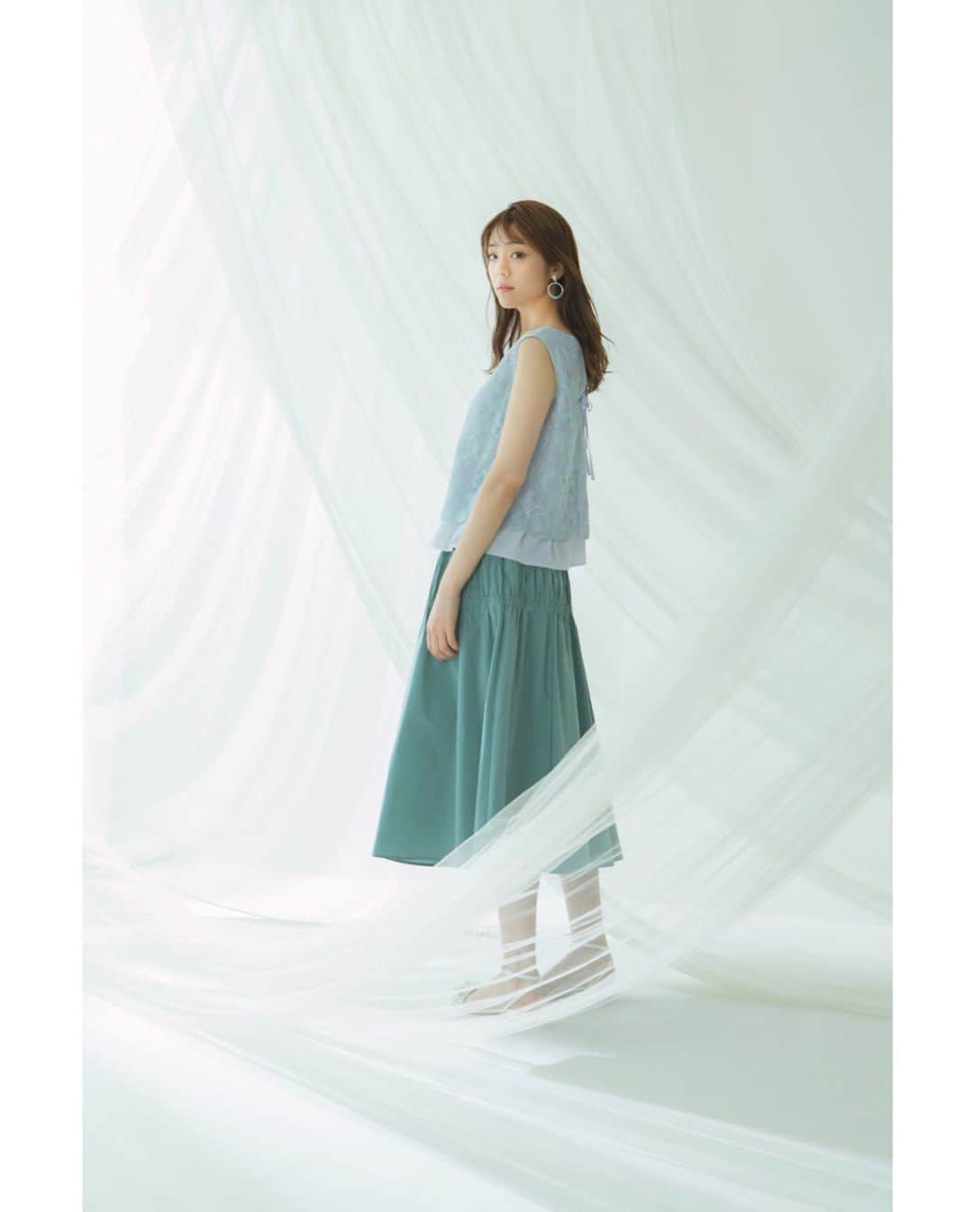 JILL by JILLSTUARTさんのインスタグラム写真 - (JILL by JILLSTUARTInstagram)「・ 𝙎𝙩𝙮𝙡𝙚 𝘽𝙤𝙤𝙠 𝙈𝙖𝙮.𝟐𝟎𝟐𝟎 ・ starring : Asuka Kijima @asuka_kijima ・ #ジルバイ スタイルブック5月号 ♡ ・ 重ね着したような2層のトップスは 二連のリボンをプラスした後ろ姿で魅了。 . タフタ生地の微光沢と 程良いハリのある軽い素材のスカートは ティアードでギャザーをデザインし、 大人な印象のフェミニンなルックスへ。 . 上品なブラウス合わせの他に、 夏定番のTシャツをインしたスタイルで メリハリのある装いにもオススメです。 ・ ⤴︎OFFICIALサイトより 詳細を確認できます。 @jillbyjillstuart_official プロフィールからどうぞ... ・ ———————————————— . ✔︎ バックリボンレーシーブラウス 125-0210604 COLOR : Black / White / Lavender ¥10,000 + tax 只今通販サイトにて予約発売中 7月上旬頃発売予定 . ✔︎ タフタティアードスカート 125-0120636 COLOR : Red / Blue / Green ¥10,900 + tax 只今通販サイトにて予約発売中 6月下旬頃発売予定 . ✔︎ サークルエポイヤリング 125-‬0195237 COLOR : White / Blue ¥2,700 + tax 只今OFFICIALオンラインストアにて 予約発売中、6月下旬頃発売予定 . ✔︎ サマーフラットシューズ 125-‬0185207 COLOR : White / Pink ¥15,000 + tax 5月下旬発売予定 . ※店舗によって販売開始日と在庫数が 異なる商品がございます。 詳しくはお近くの店舗までお問い合わせ下さい。 ※撮影状況や光の当たり具合により 色味が実物と異なる場合がございます。 予めご了承ください。 ———————————————— ・ #jillbyjillstuart #stylebook #lookbook #May #2020SS #webcatalog #Spring #Summer #カタログ #ジルバイジルスチュアート . #貴島明日香 . @jillbyjillstuart_official @jillbyjillstuart_style ・ THANKS for YOUR Following, JILL by JILLSTUART」5月5日 8時04分 - jillbyjillstuart_official