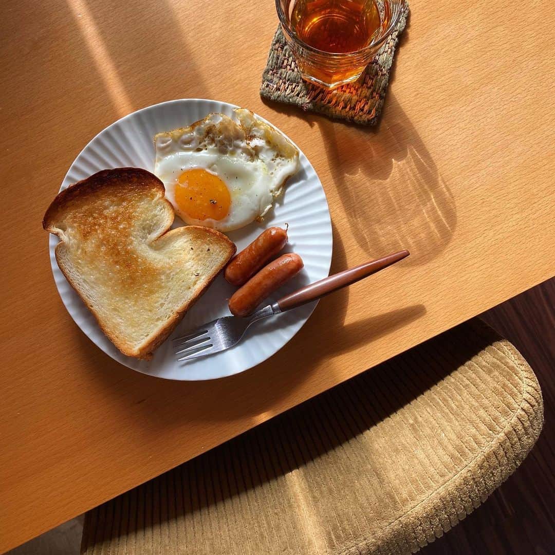 のインスタグラム：「. いつも我慢できず先にフルーツ食べて彩りが悪め。 今日はキウイ🥝 . 朝からフルニエの湯種でお口を癒す。 あとはヨーグルト食べます🤤  春先までずっと寒さで固まってたココナッツオイルが 気候が温暖になったから使えるようになってきたぞ ＿＿＿＿＿＿＿＿＿＿＿＿＿＿＿＿＿＿＿＿＿＿＿＿＿ #breakfast #gm #morning #モーニング #朝ごはん #パン #パン活 #パン屋 #おうち時間」