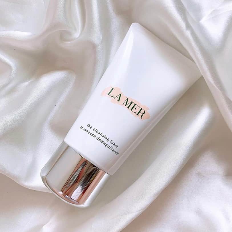 ドゥラメールのインスタグラム：「A light wash to soften, comfort and nourish, energizing skin for a bright, fresh, healthy-looking complexion. The Cleansing Foam purifies, calms, and re-mineralizes the most delicate skin. Crafted with our proprietary Deconstructed Waters™, this cleanser effectively draws out impurities and excess oil without disrupting skin’s moisture barrier.⁣ #SelfCarewithLaMer ⁣ #Regram ℅ @feonalita.」
