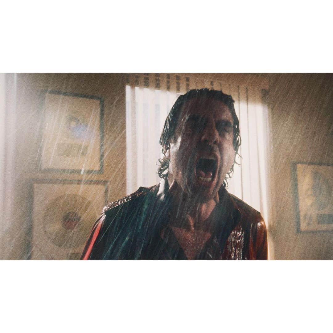 リード・モラノのインスタグラム：「In honor of @bobby_cannavale’s 50th birthday, taking a trip down memory lane... can’t wait till we get to go fucking mental again, honestly no one better to burst a blood vessel with & certainly no one I’d rather have spray me & my camera with spit daily.  @vinyl #framegrabs + a crazy rig that #charliesherron made, & me shootin this fuckin guy in a car... @vinyl  @martinscorsese_」