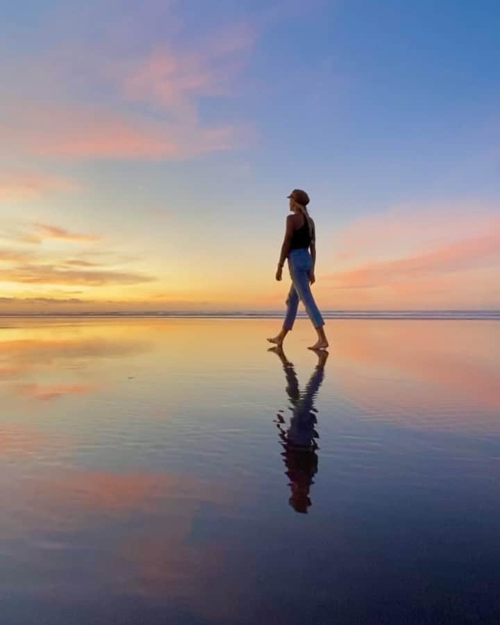 Travis Burkeのインスタグラム：「Hi friends! Checking back in after a few weeks of being phone-less. It was nice to disconnect (especially during these chaotic times) but I’m stoked to start sharing some of our recent adventures out of lockdown!  We have been walking to this beach in New Zealand almost every evening during the last 5 weeks of quarantine and this evening was the only time I decided to take my camera down with us. Definitely a good decision 😍🌅. Swipe right to see the behind the scenes and also one of my favorite images from this hour long light show. #newzealand #reflections #sunset #bts」