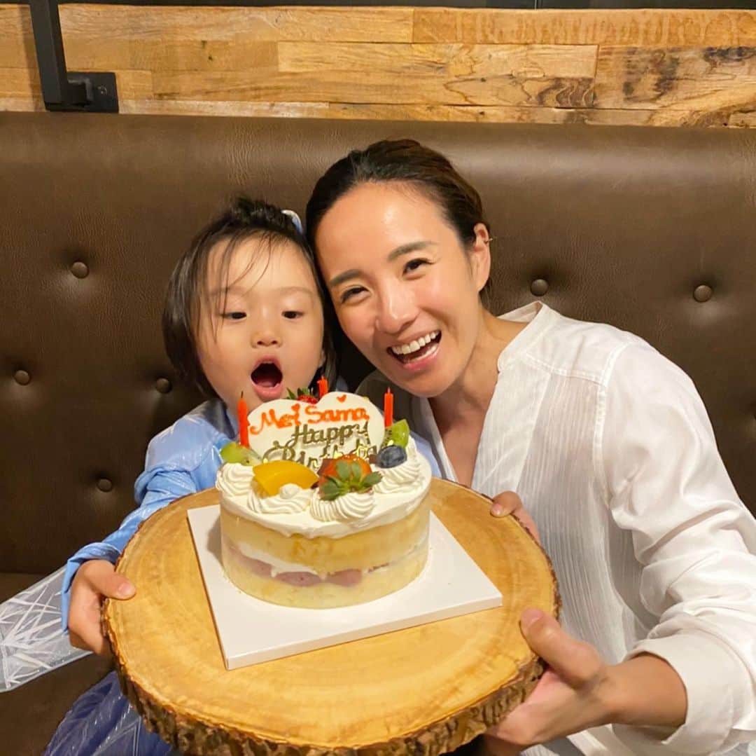 秋定麻紀子のインスタグラム：「娘の誕生日会はハワイでやってもらいました。 みんなありがとう。 ハワイに住んでいる心友や、東京と行き来している友人家族たちも一緒に。 良かったね。3歳おめでとう。 あなたへの愛は果てしなく、私の人生最大の宝。 君がいれば他に何もいらないってドラマとかマンガでよく聞くけど、昔恋愛でその言葉を使っていた自分に少し照れる。 今はもちろん 「娘がいれば他に何もいらない」  毎日「ママだいすき」って何回も笑顔で言ってくれてありがとう。 毎日ハグとキスをしてくれてありがとう。 毎日幸せをありがとう。 ママとパパを選んでくれてありがとう。 お誕生日おめでとう。 #3歳誕生日 #おめでとう」