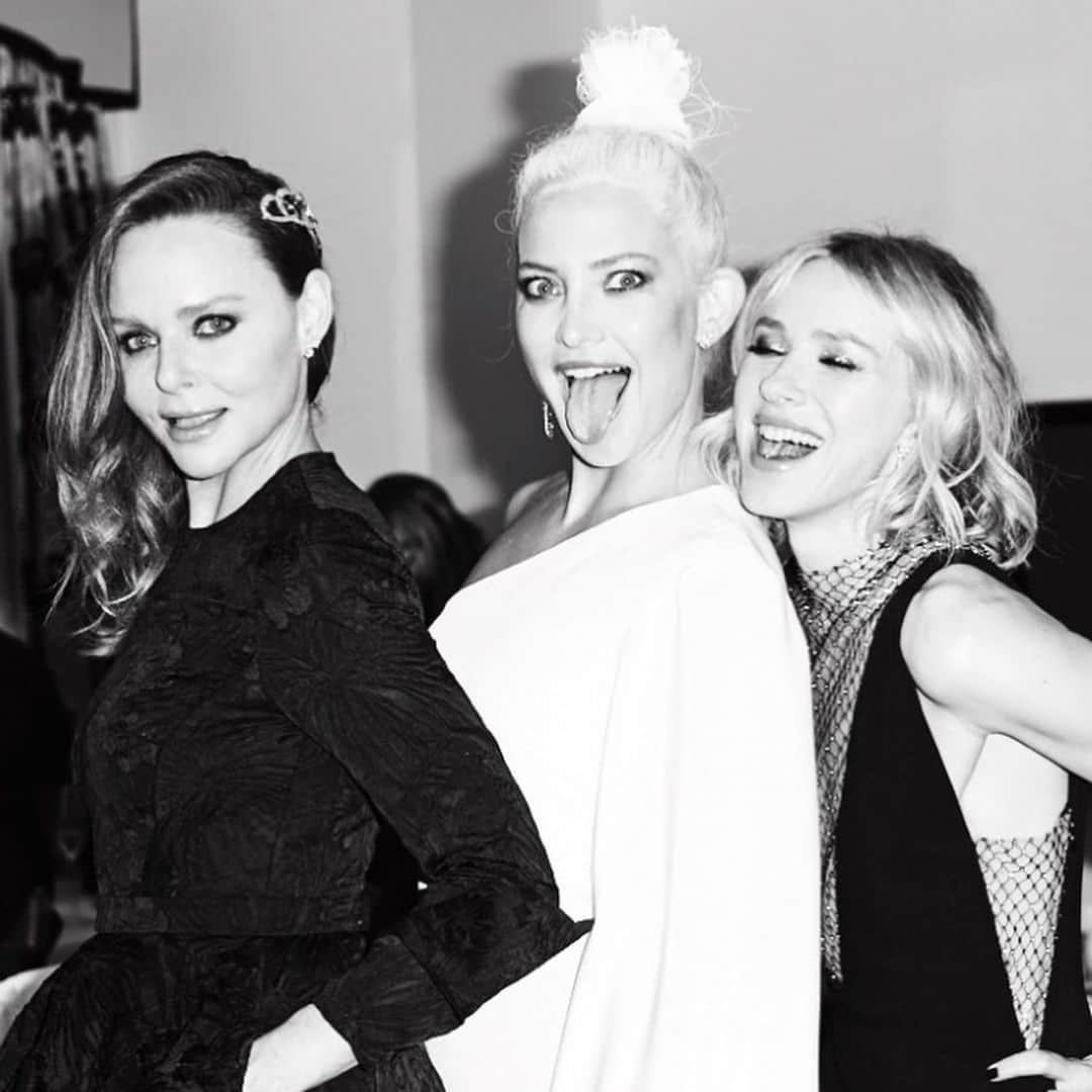 ナオミ・ワッツさんのインスタグラム写真 - (ナオミ・ワッツInstagram)「Met ballin’ with these glam queens! 👸🏼👸🏼 ❤️❤️ Missing you @katehudson @stellamccartney 📸@wattsupphoto」5月5日 8時36分 - naomiwatts