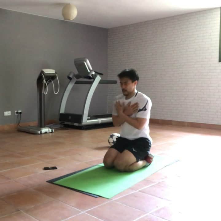 岡崎慎司のインスタグラム：「Training video day 41 やっぱり同じメニューだと飽きるという方いると思います。実際僕もこれだけ長い間室内でのトレーニングは経験ないし、だから今はYouTubeの動画をみて、それみて体を動かしたりしてます。これがまた見やすくて凄いなと感心させられます。 カウントしてくれるし、メニューも見ながら出来るし。７分とか１０分とか続けられそうなタイム設定がより👍👍そこにたまに自分で種目変えたりも出来るしね😊 #YouTubeでトレーニング動画あげるプロは凄いよ #体を動かす習慣を身につけよう #子供と観るオススメのアニメ #ドクターストーン」