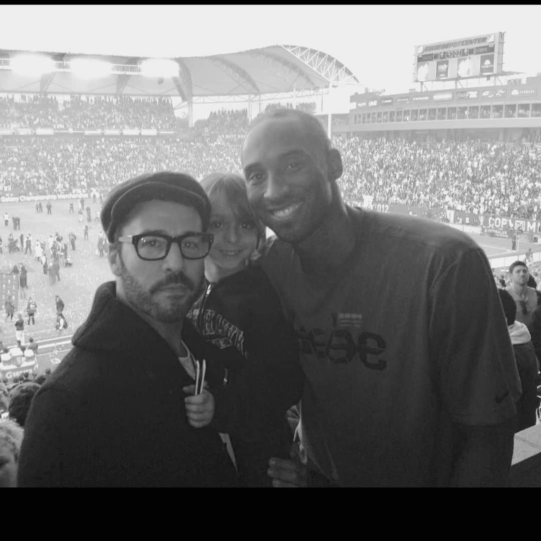 のインスタグラム：「Watching him last night night was tough and inspiring on #lastdance . As fierce a competitor as anyone alive yet always asking questions and trying to get better .  Couple GOATS Competing and mentoring at the same time !  #mj  #goat」