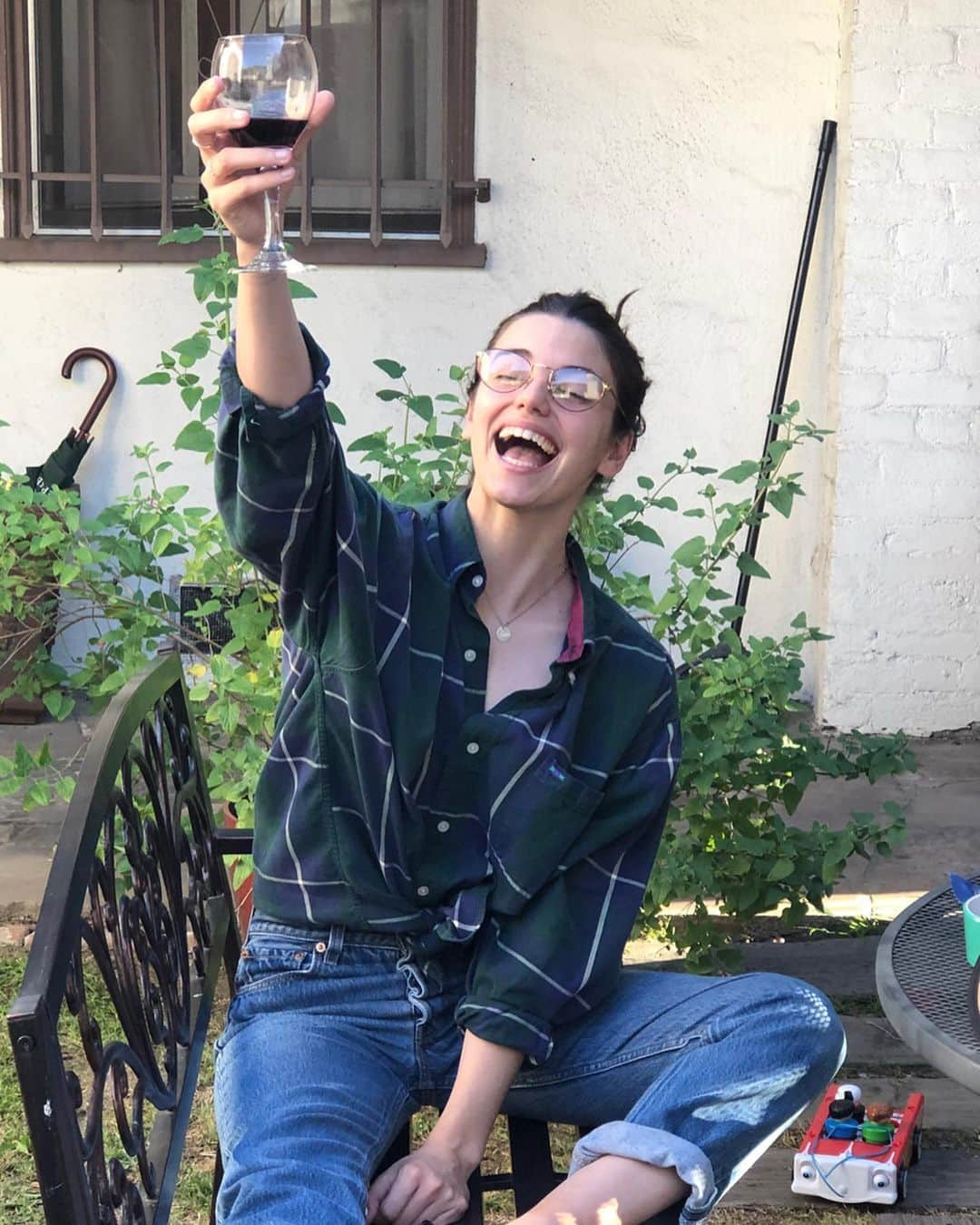 Francesca Realeさんのインスタグラム写真 - (Francesca RealeInstagram)「Captured here is a young girl  deciding whether to eat Mac and cheese for the third night in a row or eat something healthy instead... Mac and cheese it is!!!🤘🏻」5月5日 8時45分 - francescareale