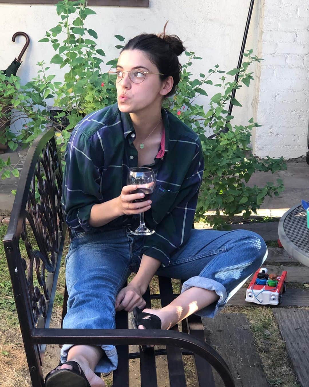 Francesca Realeのインスタグラム：「Captured here is a young girl  deciding whether to eat Mac and cheese for the third night in a row or eat something healthy instead... Mac and cheese it is!!!🤘🏻」
