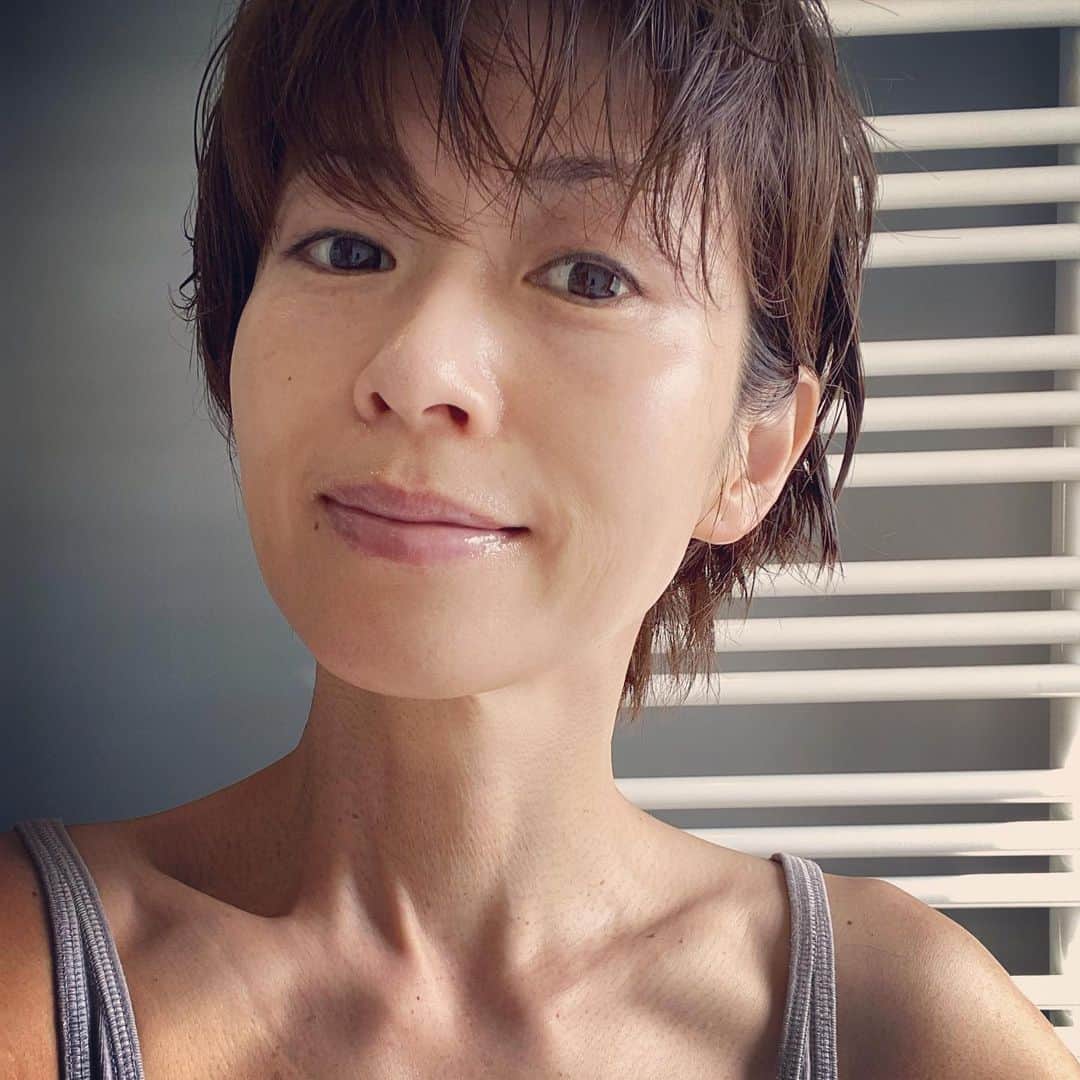 畑野ひろ子のインスタグラム：「先日テレビでやっていた、健康な体づくりの方法の一つ。朝1の熱めシャワーを頭から浴びるというのを続けてみてます。 シャワーで目が覚めたら、自宅で超音波美容。10年近く愛用してる@environ_jp 。このアヴァンスセラムを導入。」