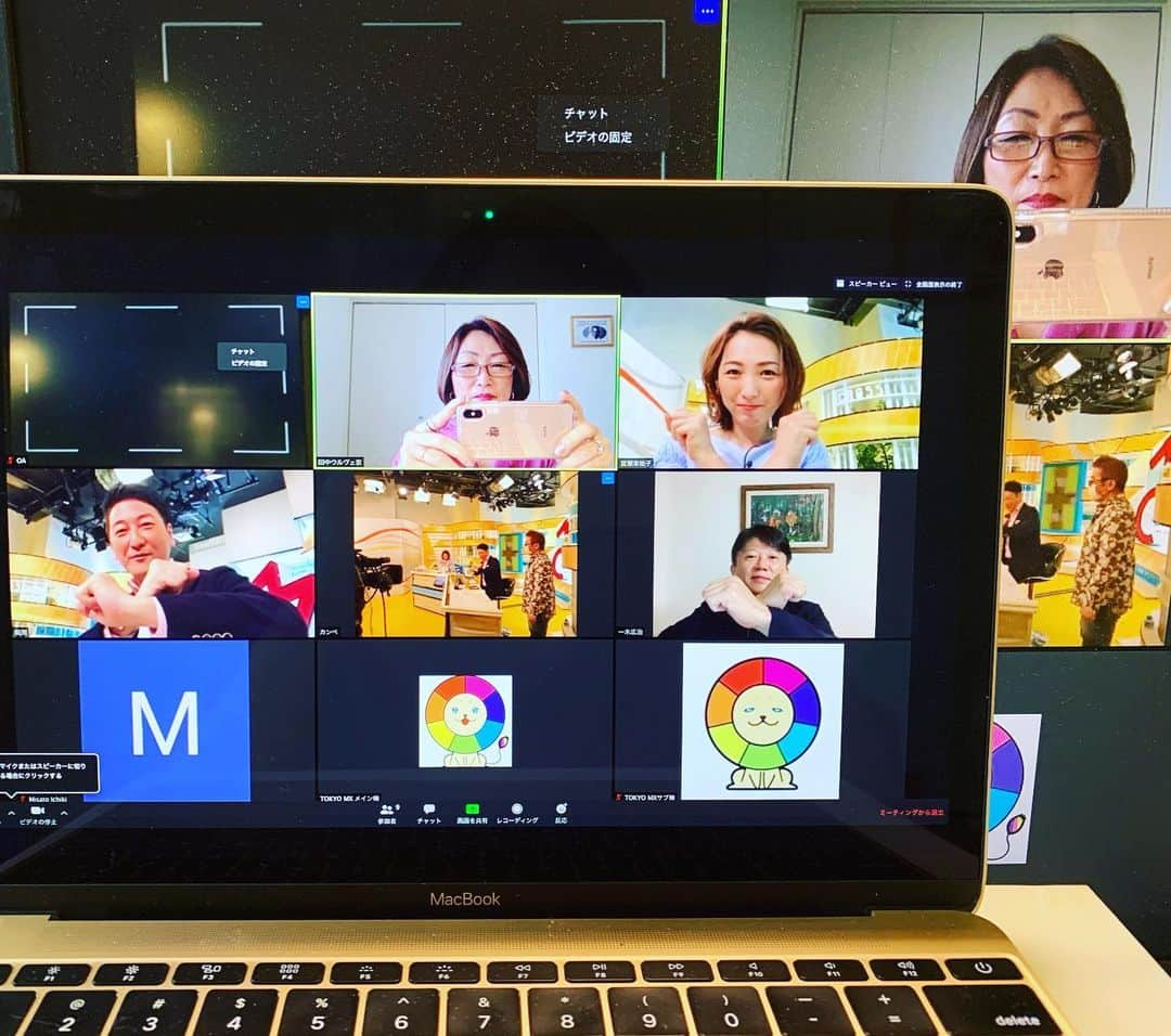 田中ウルヴェ京さんのインスタグラム写真 - (田中ウルヴェ京Instagram)「今朝のTokyoMX「モーニングCROSS」はリモート出演でした。 最近 zoom企業研修よくやりますが。 PCの後ろに大きなスクリーン置いても、老眼の私には見えないものも多く。😅 (こないだ眼科行ったら、裸眼視力2.0だった😁) メガネで出演するか。。。(メガネに画面が反射しちゃうんですよねえ。。。🤔😂 #モーニングクロス #老眼 #遠視 #リモート出演」5月5日 8時50分 - miyako.tanaka.oulevey