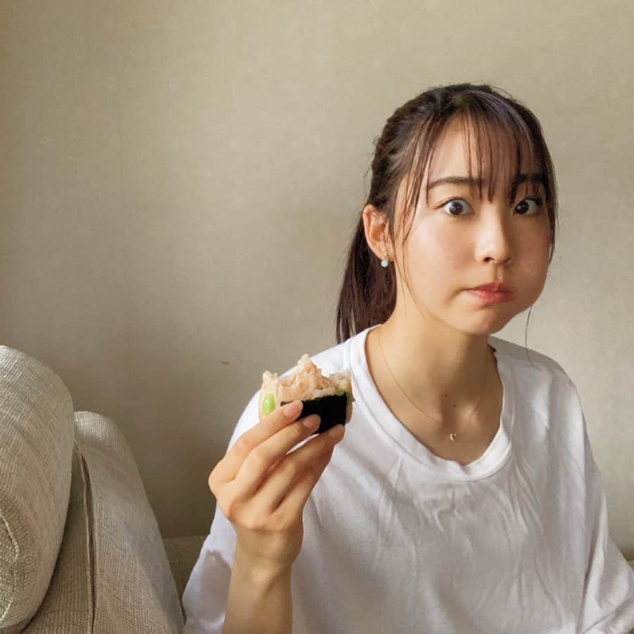 中田陽菜子さんのインスタグラム写真 - (中田陽菜子Instagram)「#祈るおむすびバトン ﻿ おさか @sena_akasaka から受けとりましたので﻿ ﻿ 鰹節焼きおにぎり と 枝豆と鮭フレークおにぎり　﻿ で祈りをこめました で、いただきました👨🏼‍🌾⛅️﻿ ﻿ ﻿ お次はわたしの大好きな先輩に﻿ 繋げちゃいます！﻿ @miki_shimomura_ ﻿ #おにぎり  #おうち時間」5月5日 9時02分 - nakadahinako__