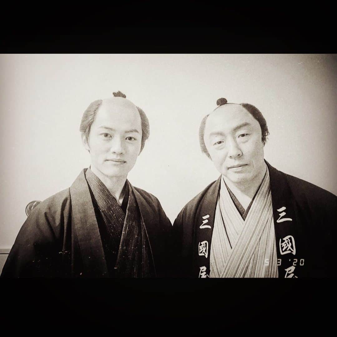 佐伯恵太のインスタグラム：「NHK時代劇『大富豪同心』出演時に現場で武田幸三さんと撮っていただいた写真です。古い写真風にしてみました。去年の5月に第一話放送。月日が経つのは早いですね。大好きな作品です。続編があったらいいなぁ... #大富豪同心 #時代劇 #俳優 #役者 #お芝居 #演技 #よく見ると日付が現代」