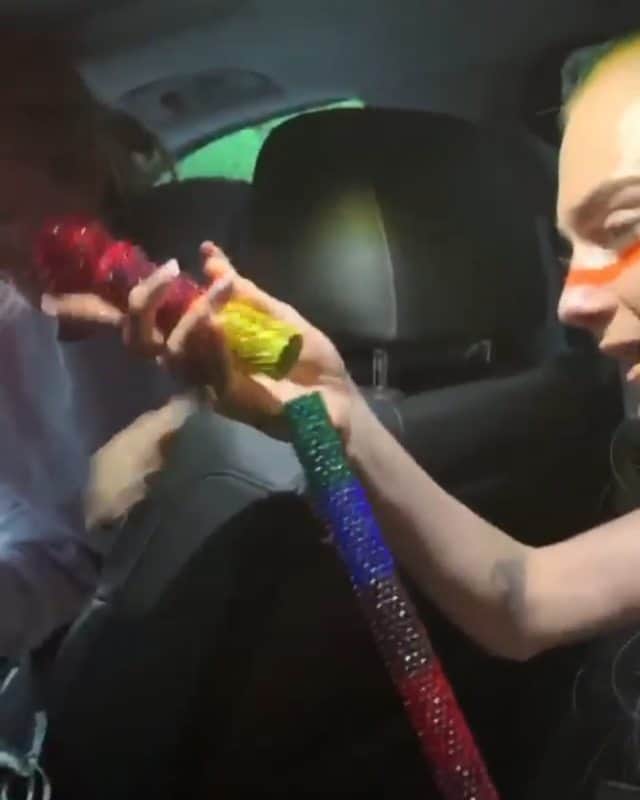 カーラ・デルヴィーニュのインスタグラム：「It all looks great once we get to the carpet, but this was our journey to the Met Gala on this day last year. My scepter broke in the lobby of the hotel, some stranger gave us a glue gun, and I had a 10lb hair piece clipped to my head. We don’t always have to feel or be perfect to look 100 !」