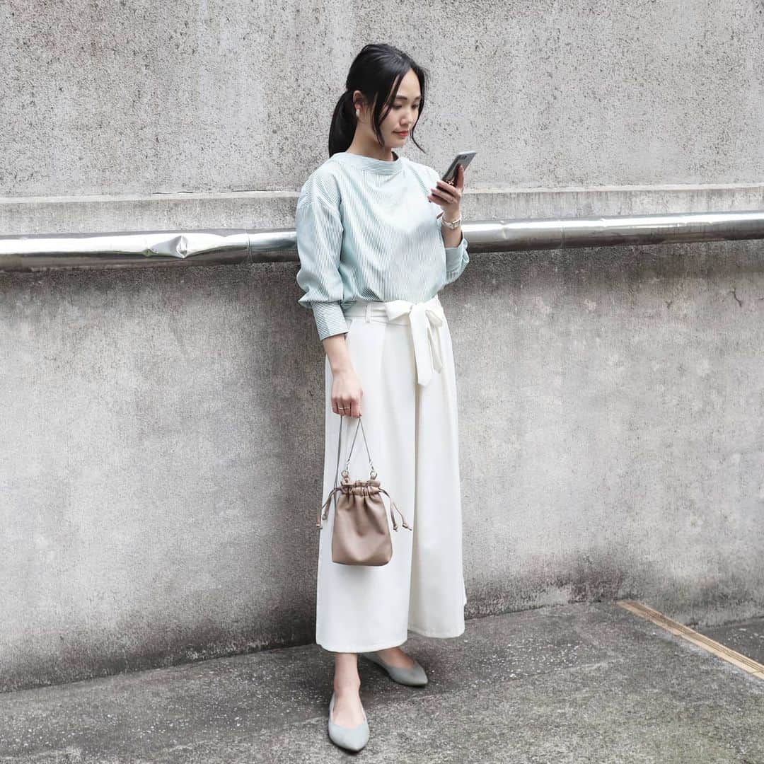 Eri Satoのインスタグラム：「green×whiteコーデ · tops: @urs_official bag: @titivatejp shoes: @gu_for_all_ · シャツは結構前に届いていた @urs_official の #前後2wayパールボタンシャツブラウス 2wayなので、パールボタンの方を前にしてもかわいい💛 これスカートもあって、セットアップで着られるんだ～😍 靴は @gu_global の #マシュマロフラットパンプス プチプラなのに履き心地抜群です🎶 · 子供の日 朝からカブトを折ってます！！ · #urs#ユアーズ#gu#ジーユー#ジユジョ#guコーデ#シャツ#高身長コーデ#ママコーデ#カジュアルコーデ #春コーデ#fashion#ootd#outfit#code#coordinate#style#ファッション#コーディネート#コーデ#プチプラ#プチプラコーデ#シンプルコーデ#mamagirl#locari#partegram#カジュアル#お洒落さんと繋がりたい」